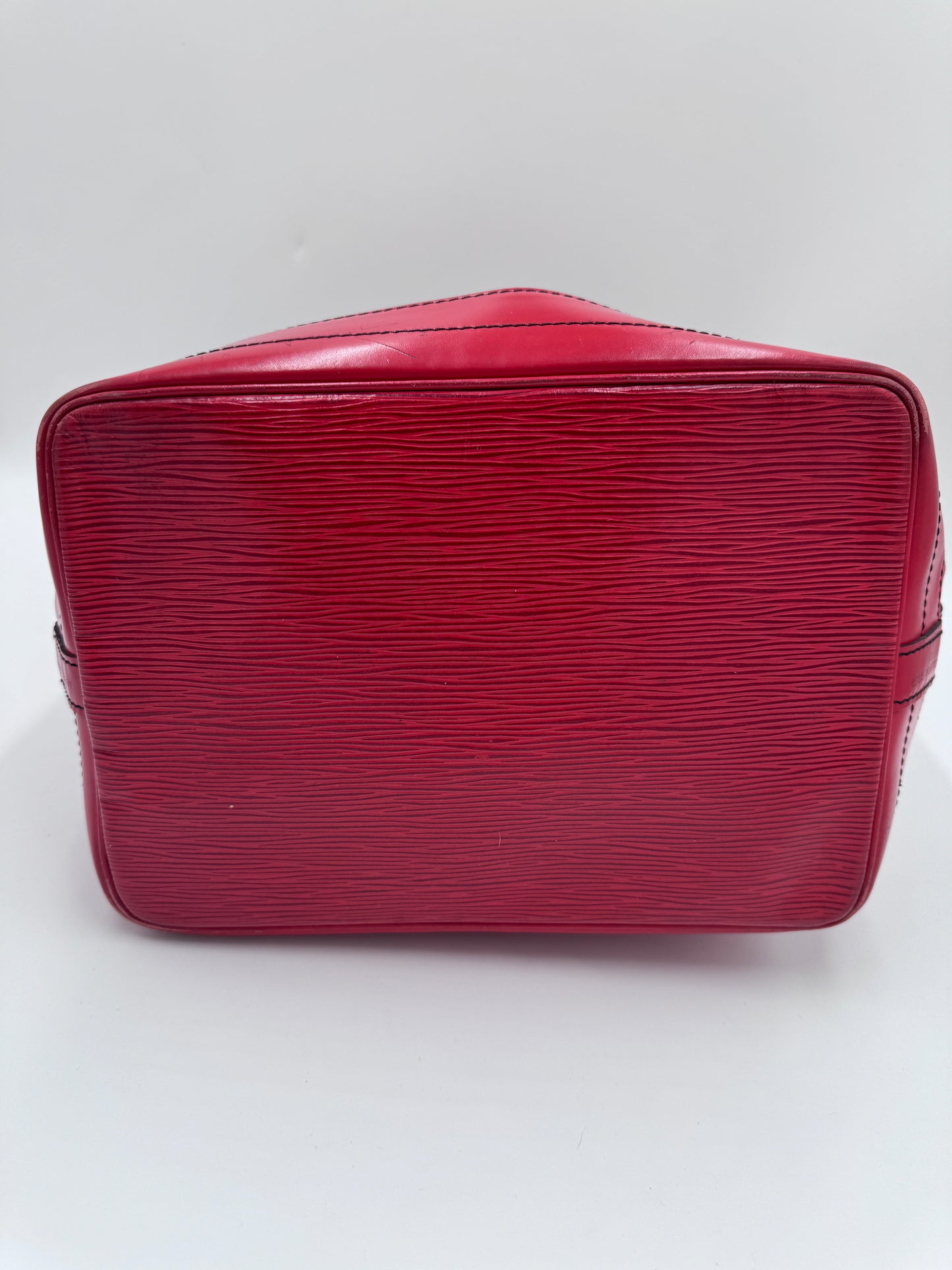 Bodenansicht der rot Louis Vuitton Noe Grande, Beuteltasche-Design.
