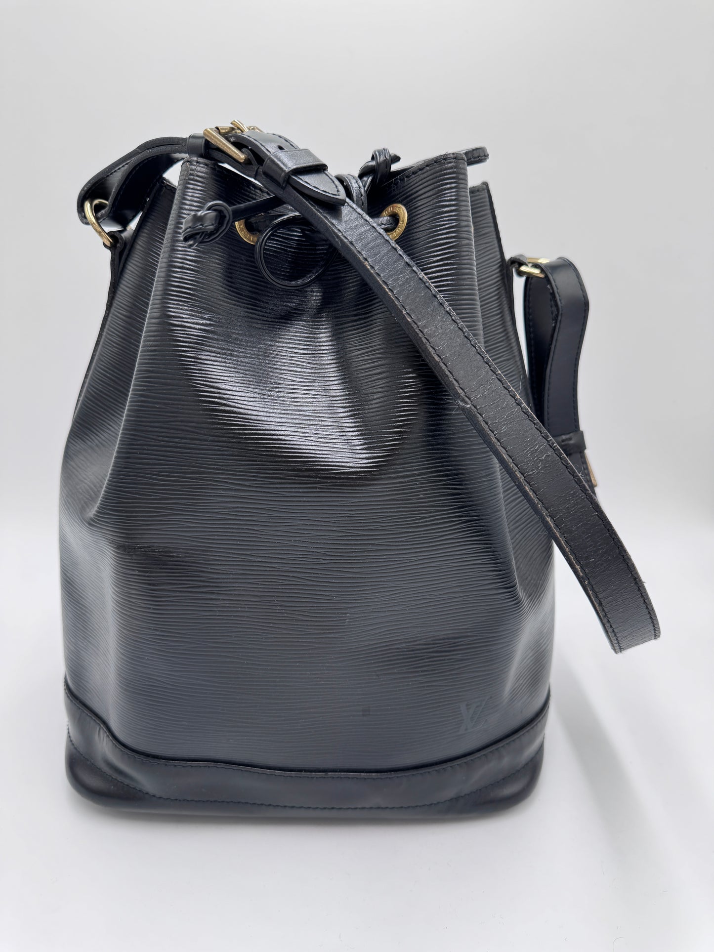 Komplette Ansicht der luxury secondhand Louis Vuitton Grande Noe – luxuriöse Beuteltasche-Tasche in schwarz.