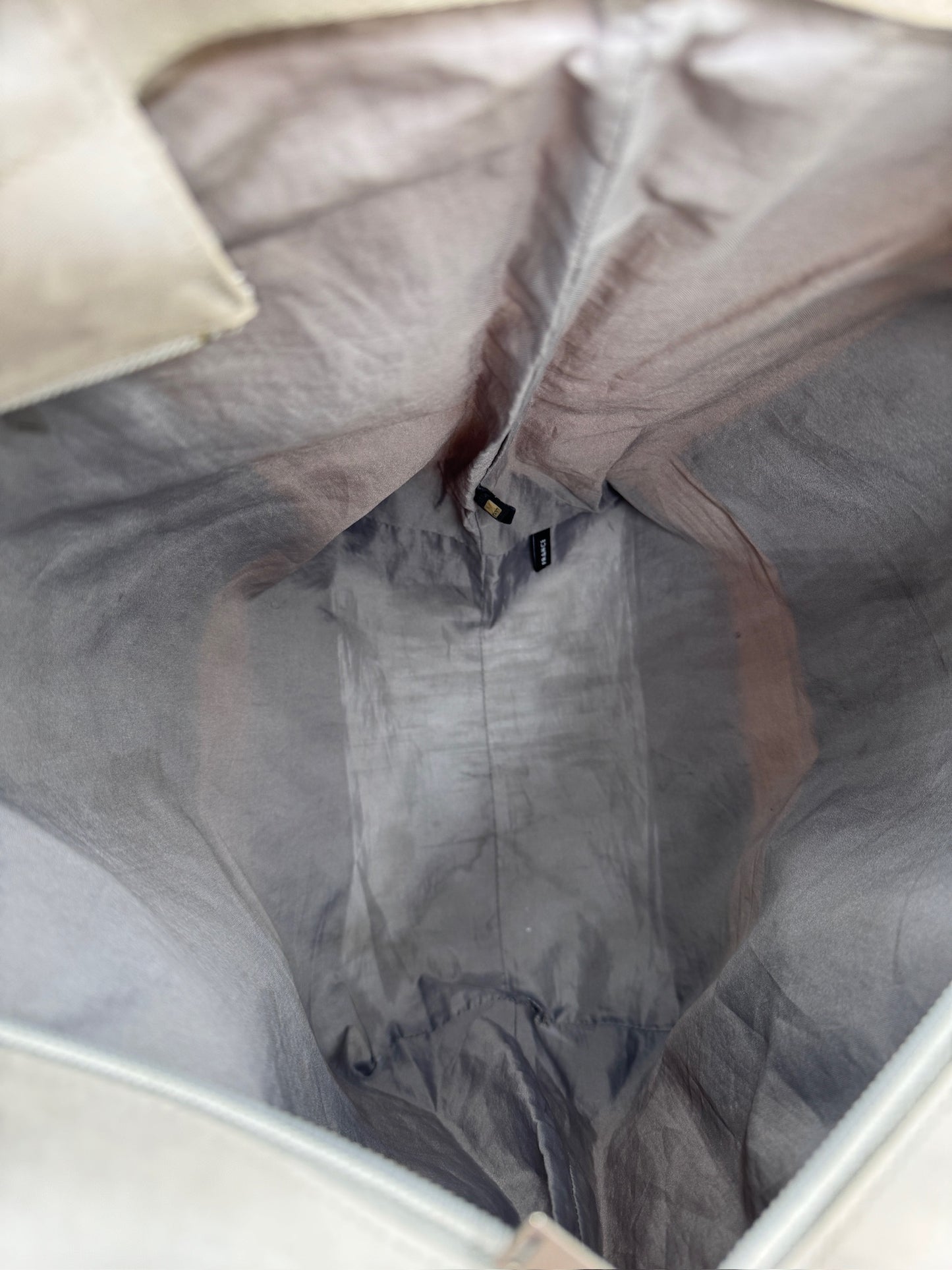 Blick ins Innere der Beige luxury secondhand Chanel Travel Tote Bag (Schultertasche).