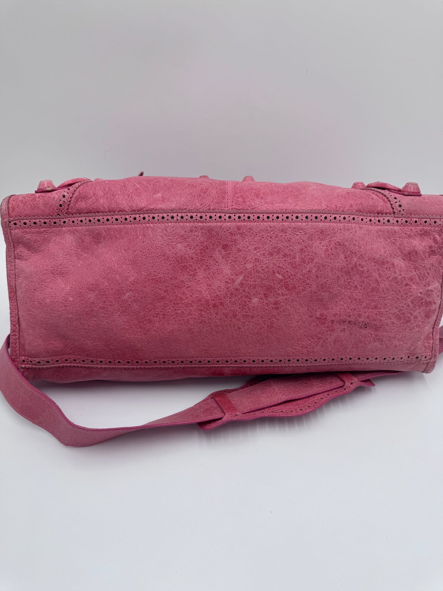 Boden von unten der Balenciaga City in pink