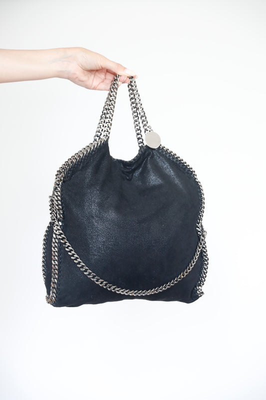 Hauptansicht der schwarz preloved Stella McCartney Falabella 3 Ketten – elegantes Statement-Piece.