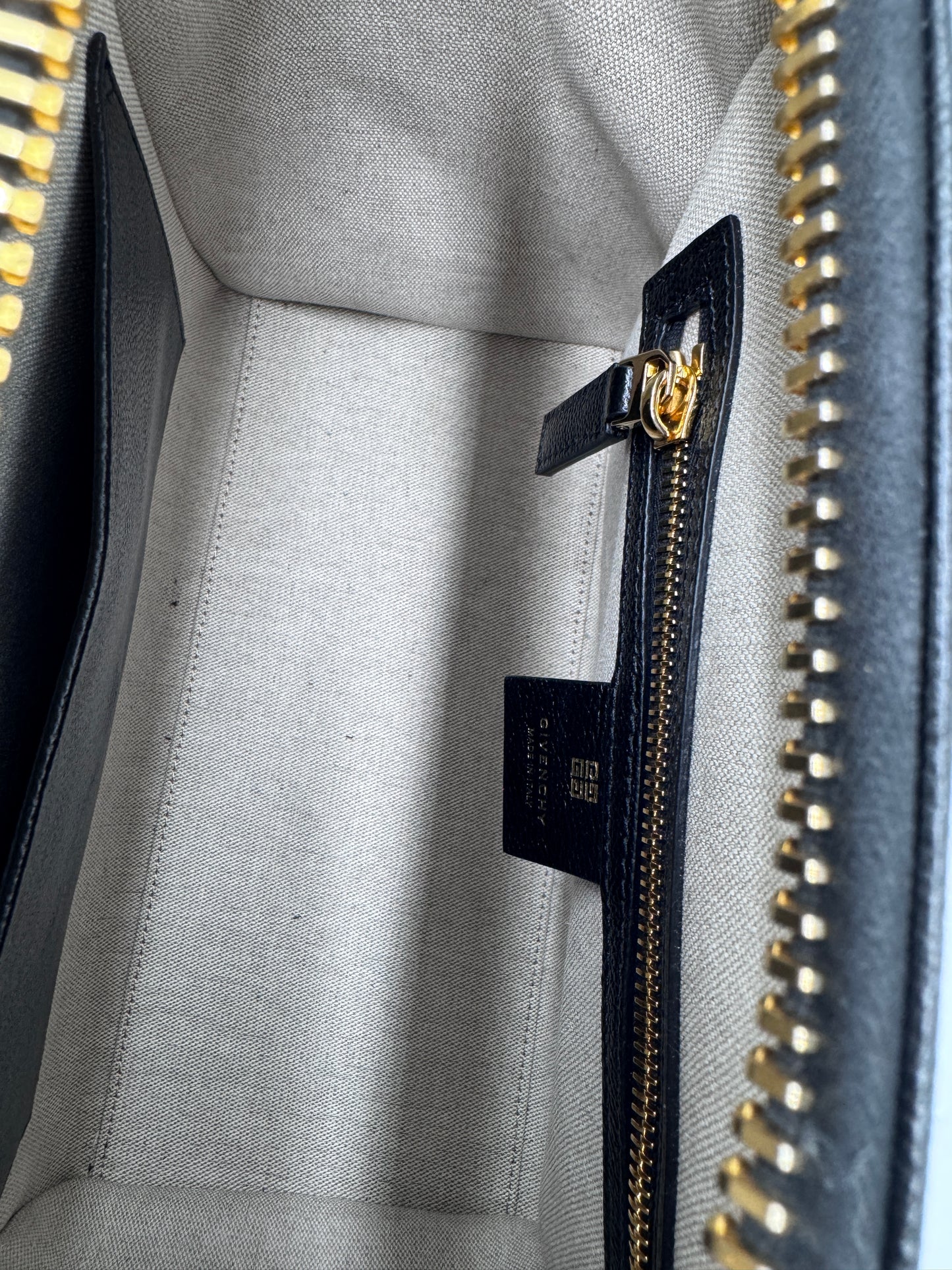 Innenraum dieser luxuriösen Givenchy Antigona – Secondhand-Stil mit Klasse.