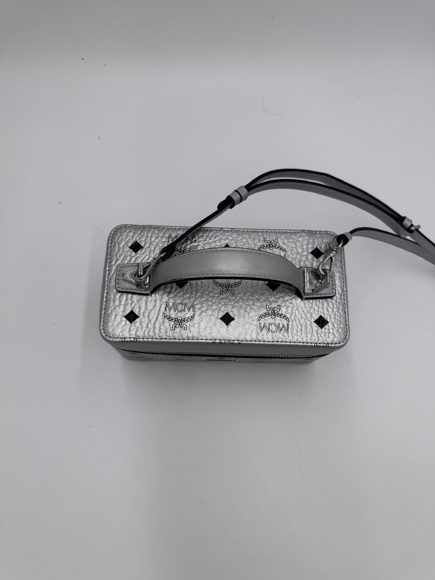 Tragegriffe dieser Silber MCM in Crossbody-Form.
