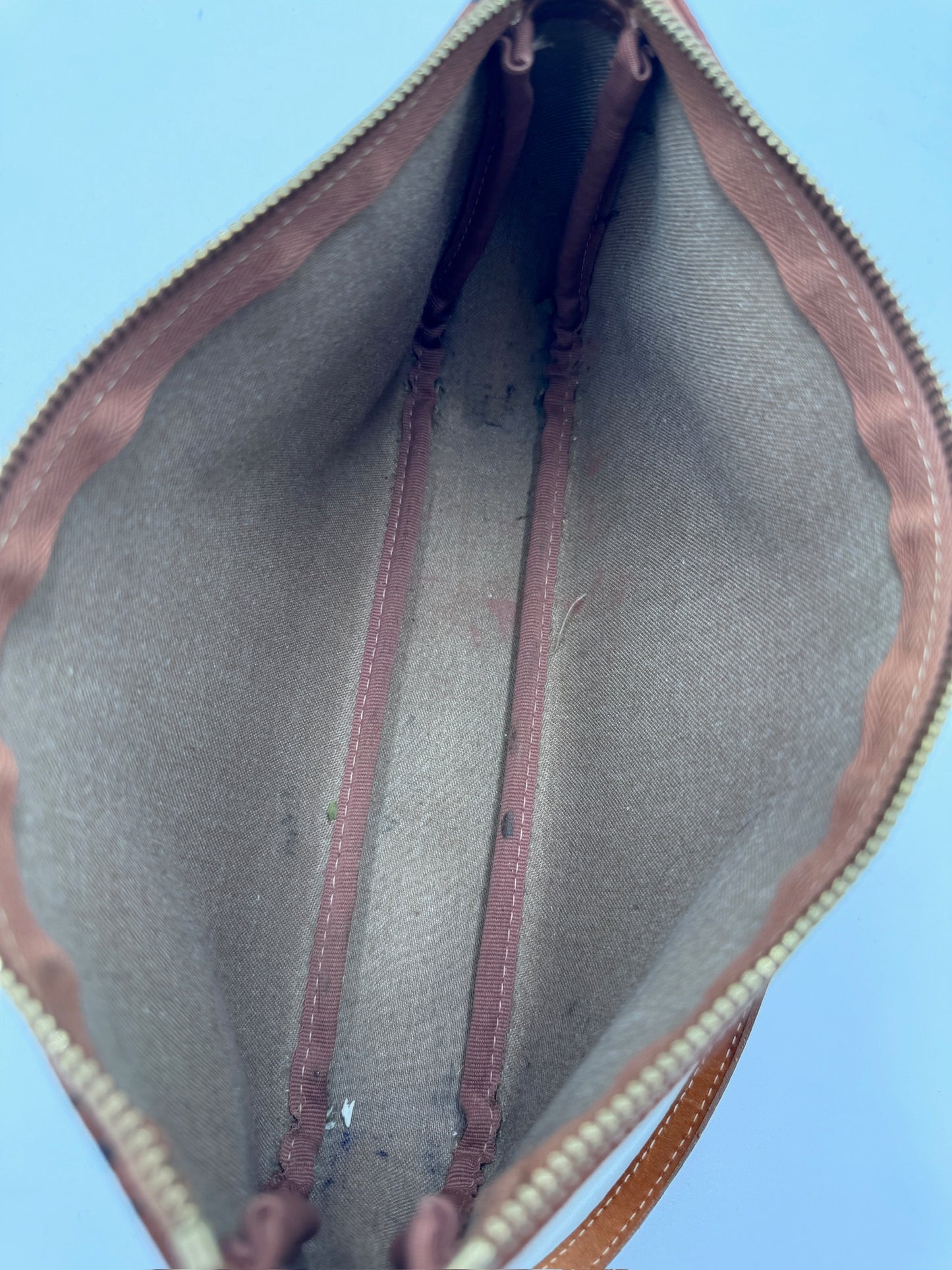 Innenansicht der pre-owned Maison Mollerus Pochette in braun – organisiert und stilvoll.