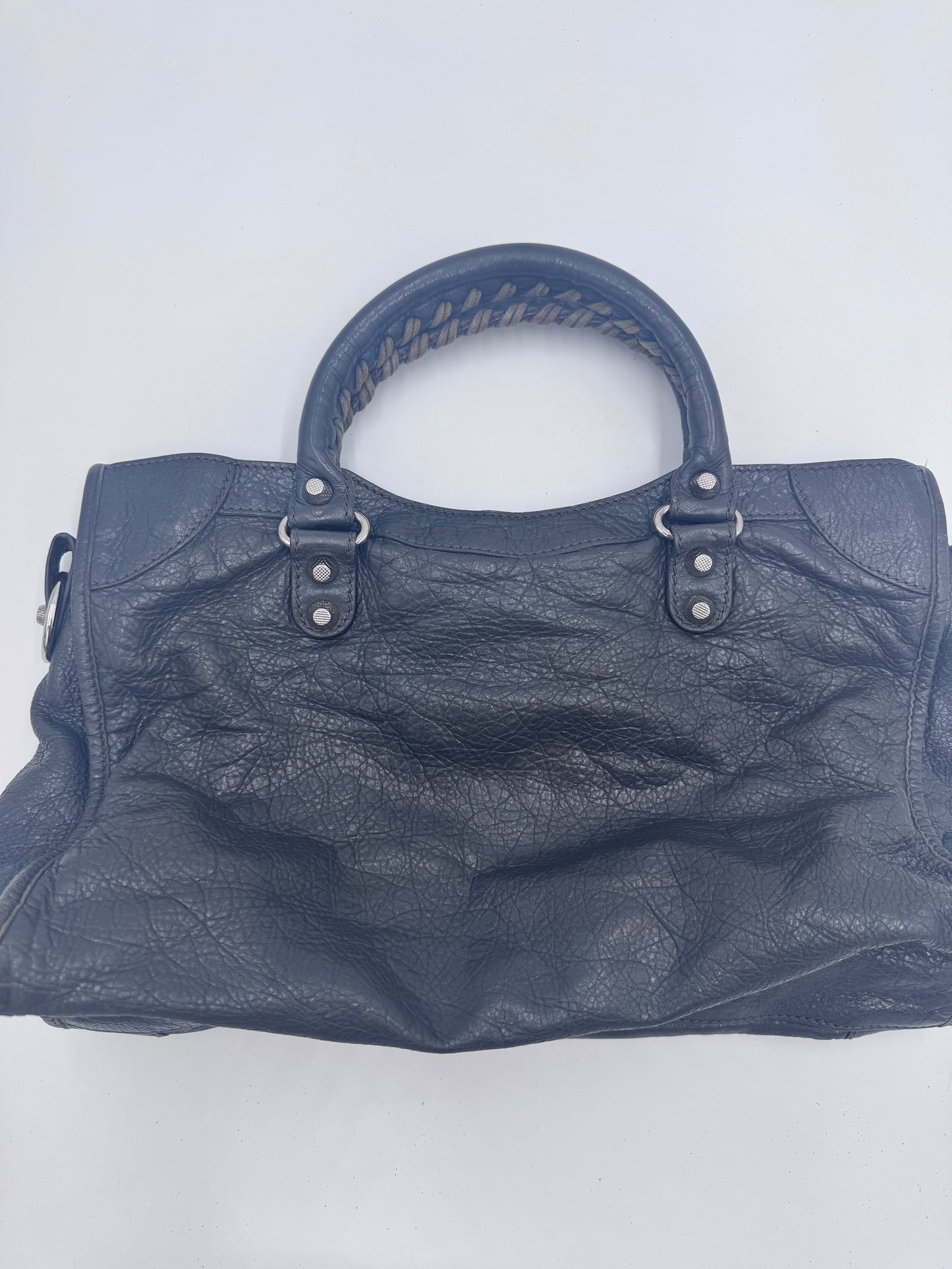 Rückseite der Balenciaga The City Schultertasche, schwarzes Leder