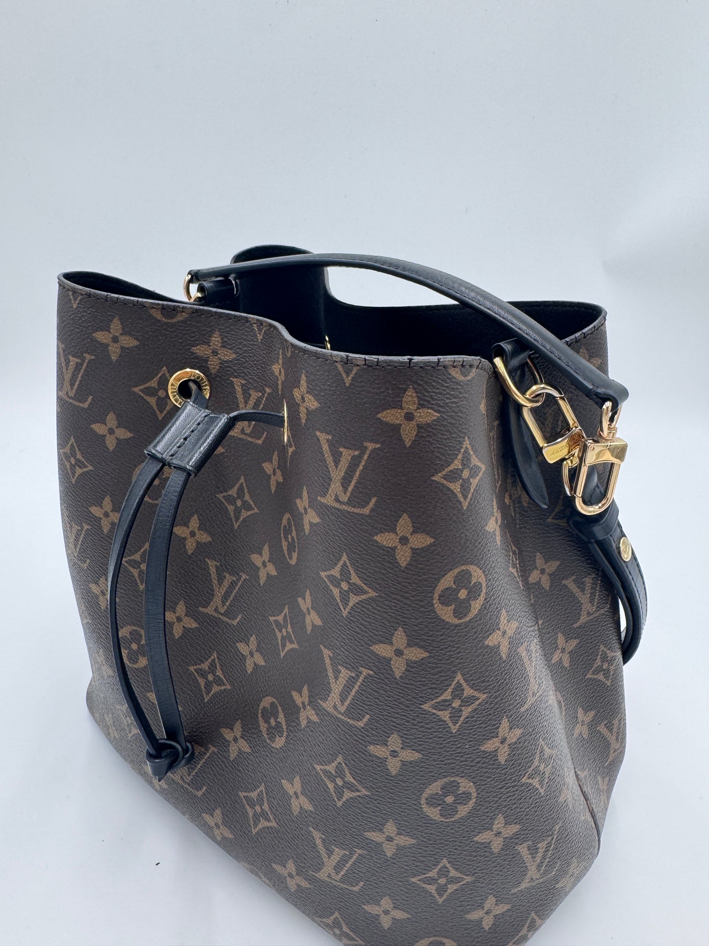 Seitliche Perspektive der pre-owned Louis Vuitton NeoNoe, betont das elegante Profil.