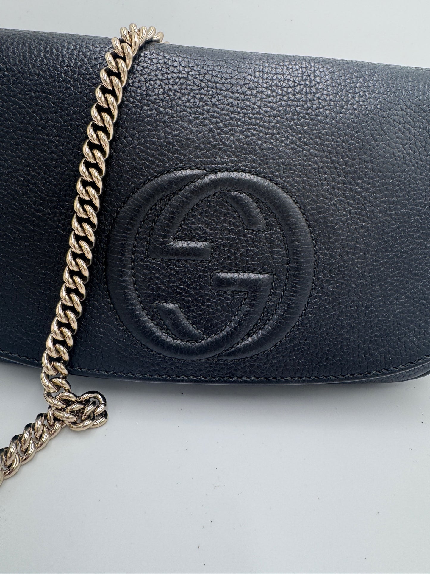 Detailaufnahme der Gucci Crossbody, zeigt Struktur und Material in Schwarz.