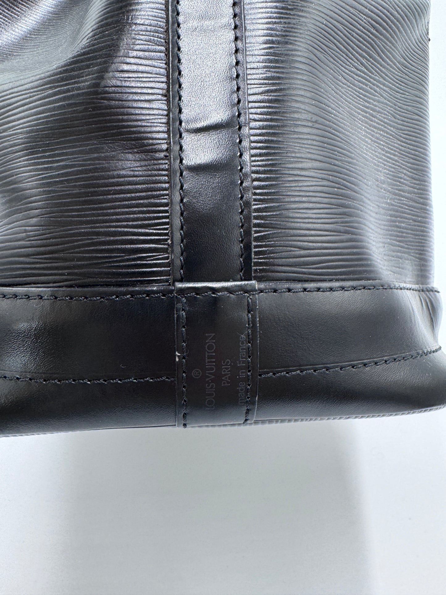 Detailaufnahme der Seitenansicht dieser schwarz luxury secondhand Beuteltasche-Tasche.