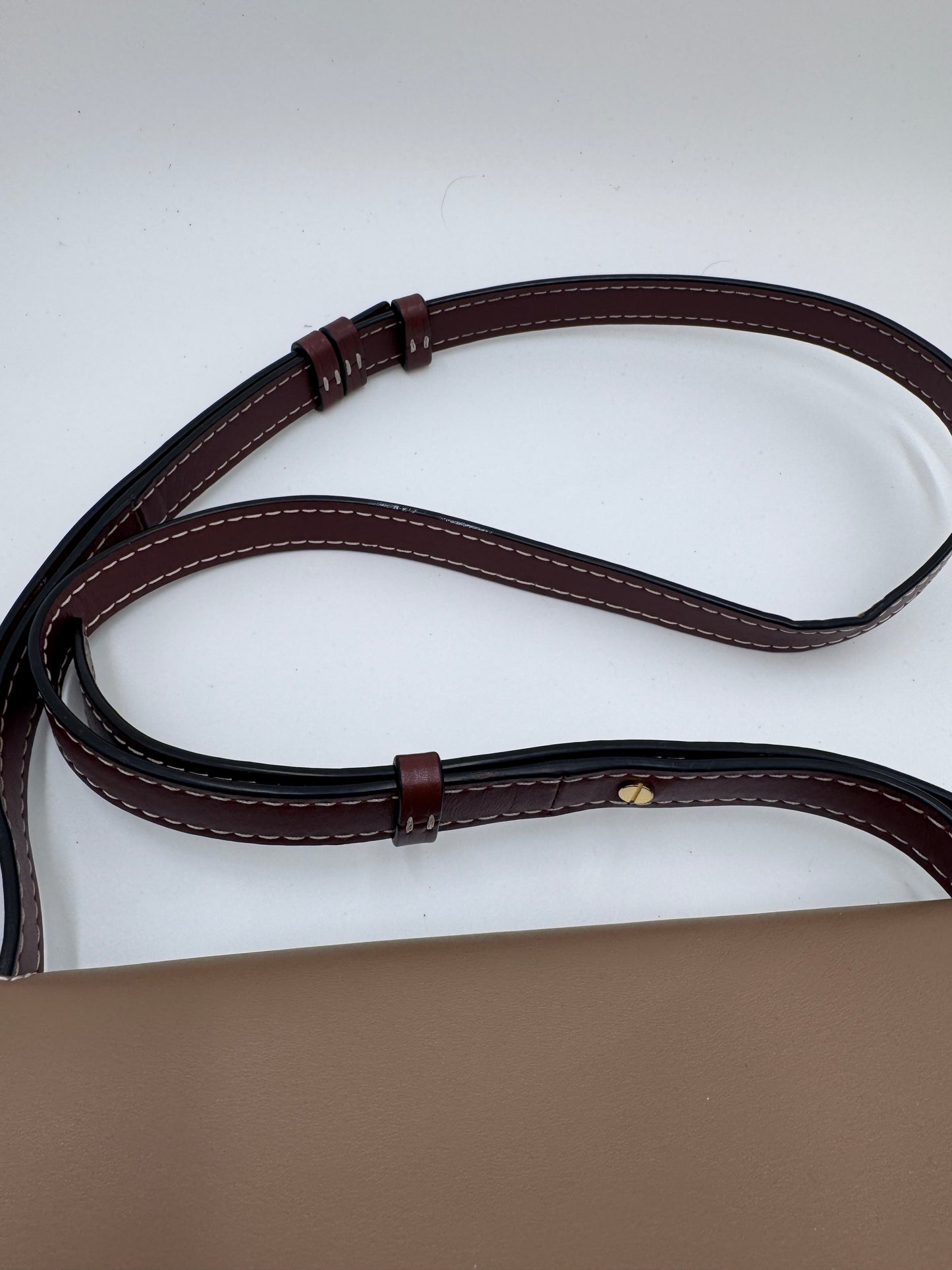 Tragegriffe dieser braun Loewe Gate Bag in Crossbody-Form.