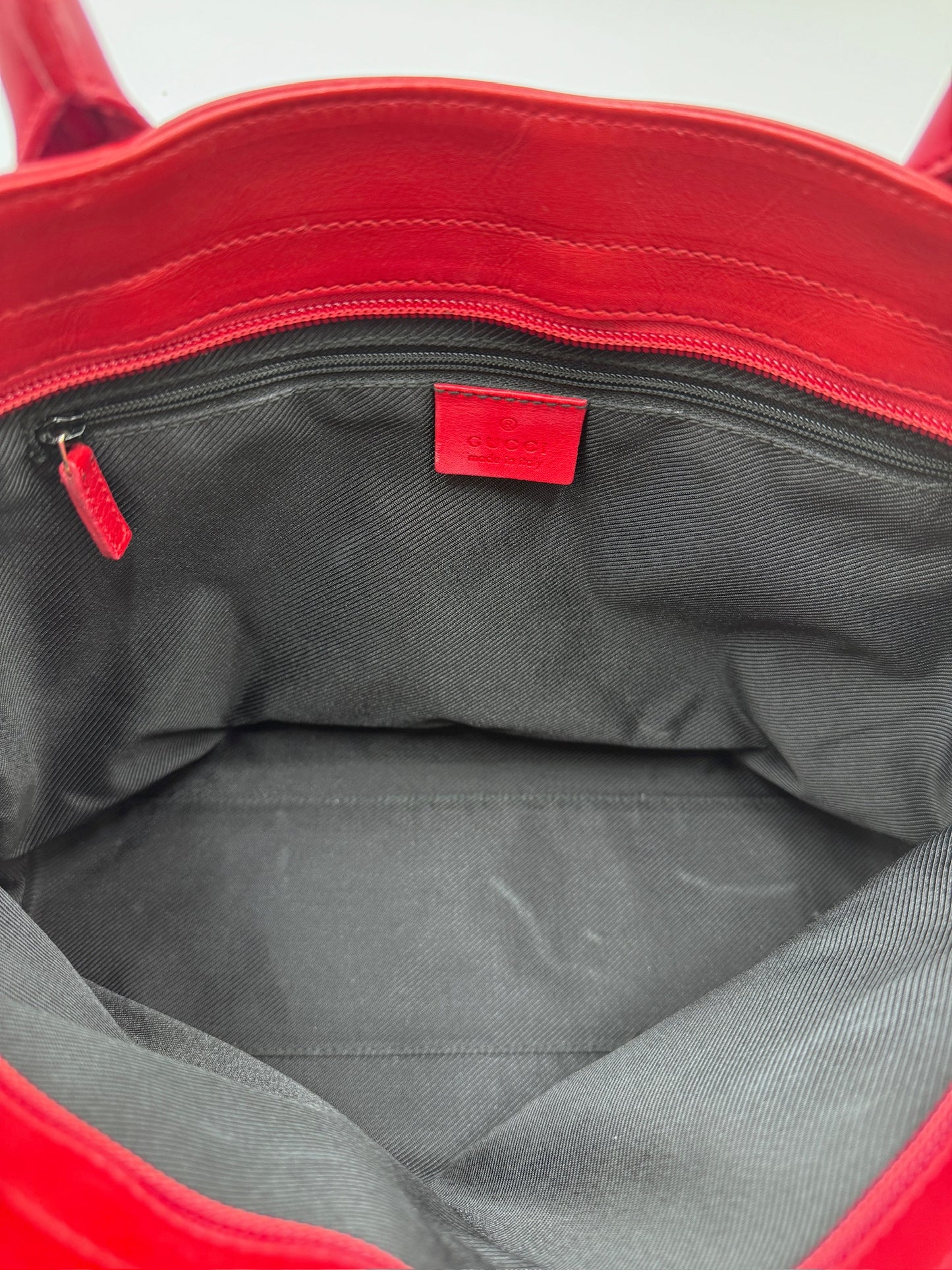 Innenansicht der secondhand Gucci Shoulder bag quer in rot – organisiert und stilvoll.