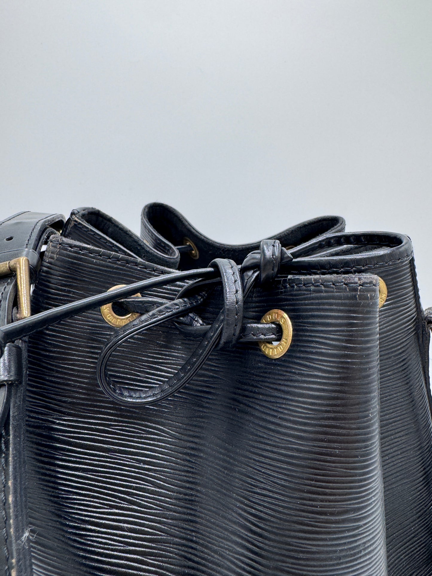 Akzente & Hardware dieser schwarz secondhand Louis Vuitton Grande Noe im Fokus.