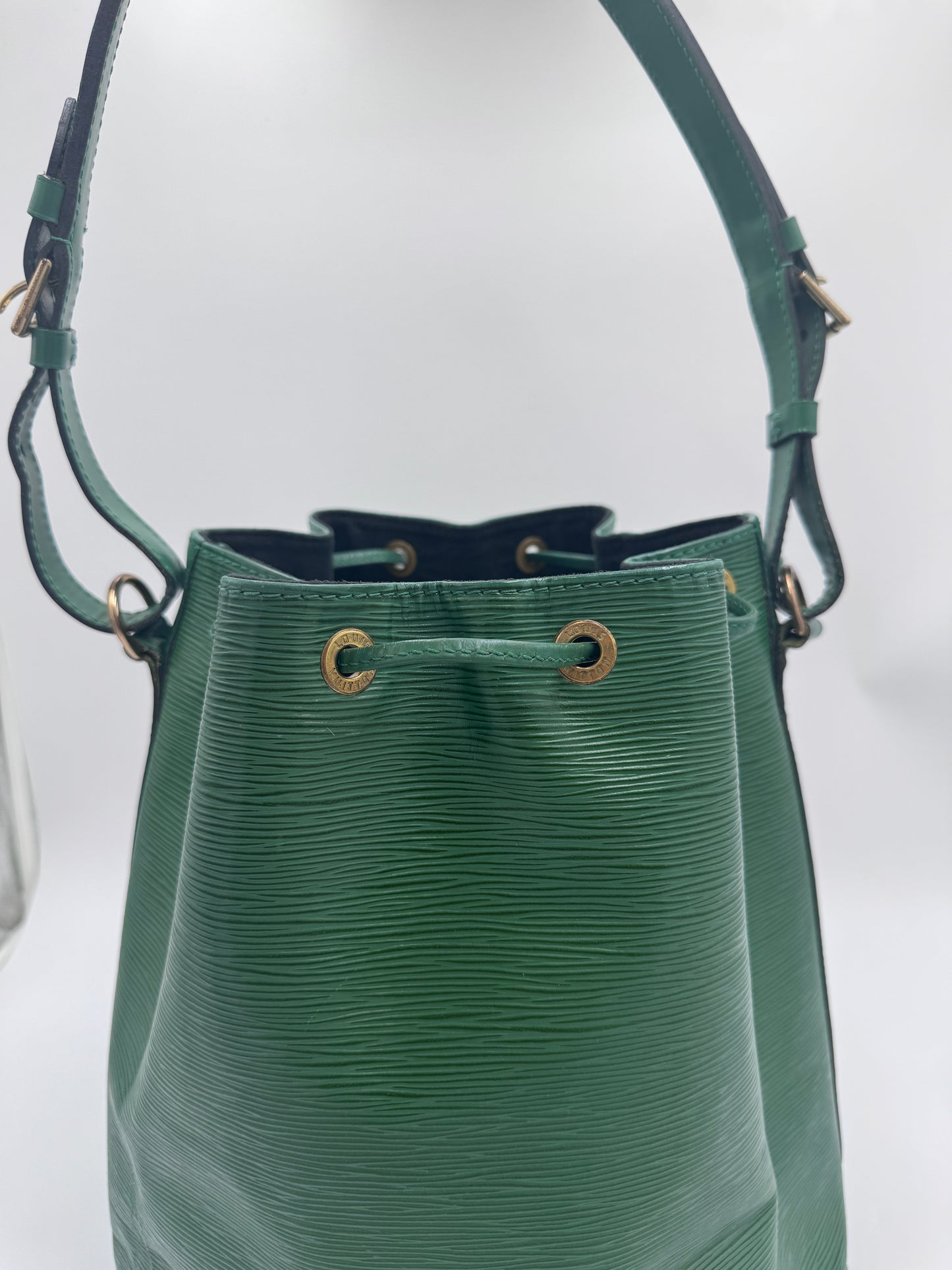 Rückseite der grün preloved Louis Vuitton Noe Grande – klassisch & zeitlos.