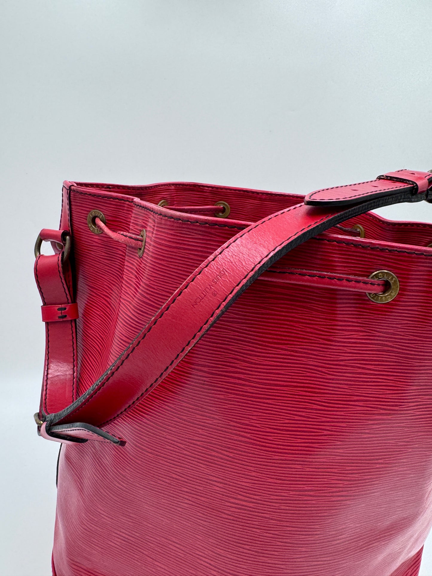 Henkel der pre-owned Louis Vuitton Noe Grande – rot, bequem und hochwertig.
