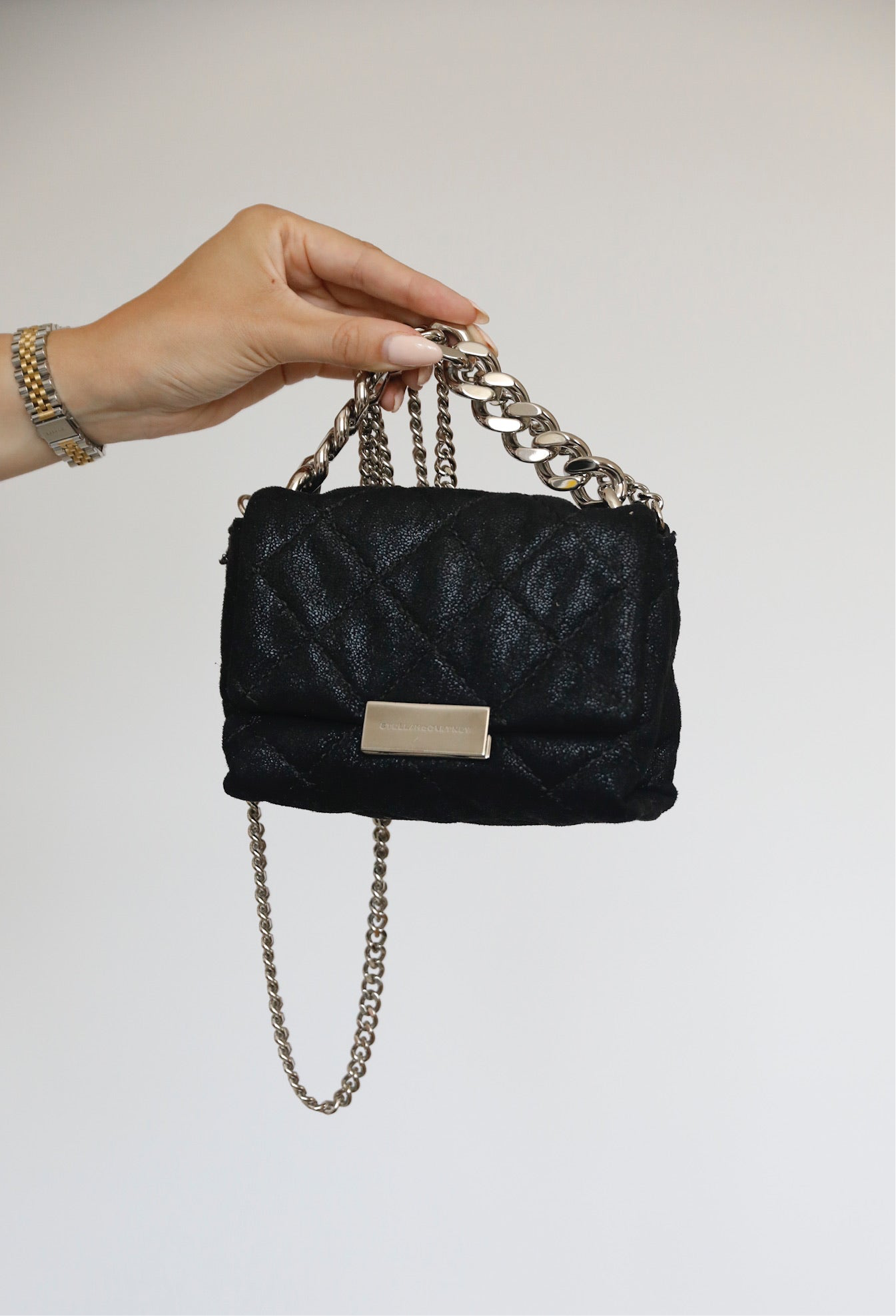 Frontalansicht der secondhand Stella McCartney Crossbody Mini Allegra in schwarz.