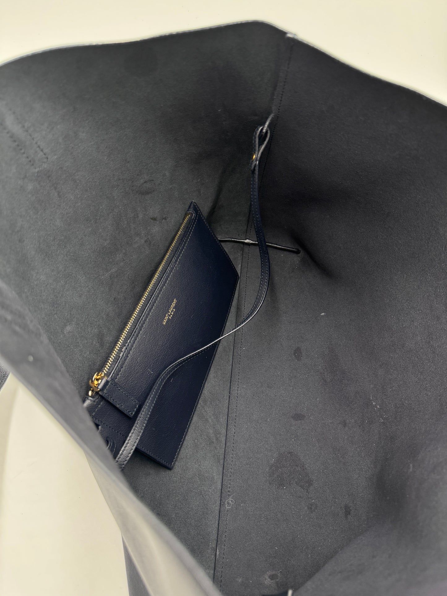 Innenraum dieser luxuriösen Saint Laurent Shoulder Bag – Secondhand-Stil mit Klasse.