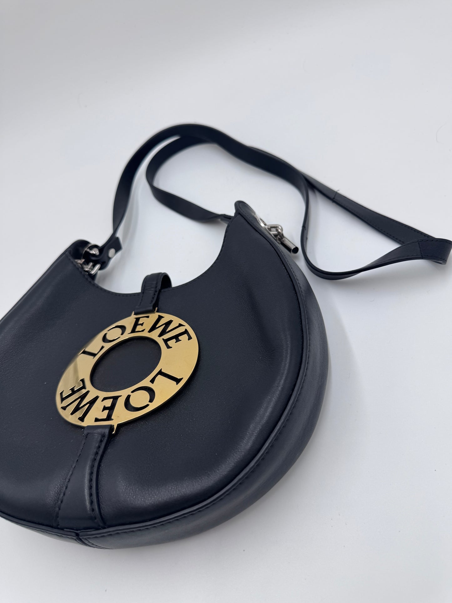 Detailaufnahme der Seitenansicht dieser schwarz pre-owned Crossbody-Tasche.