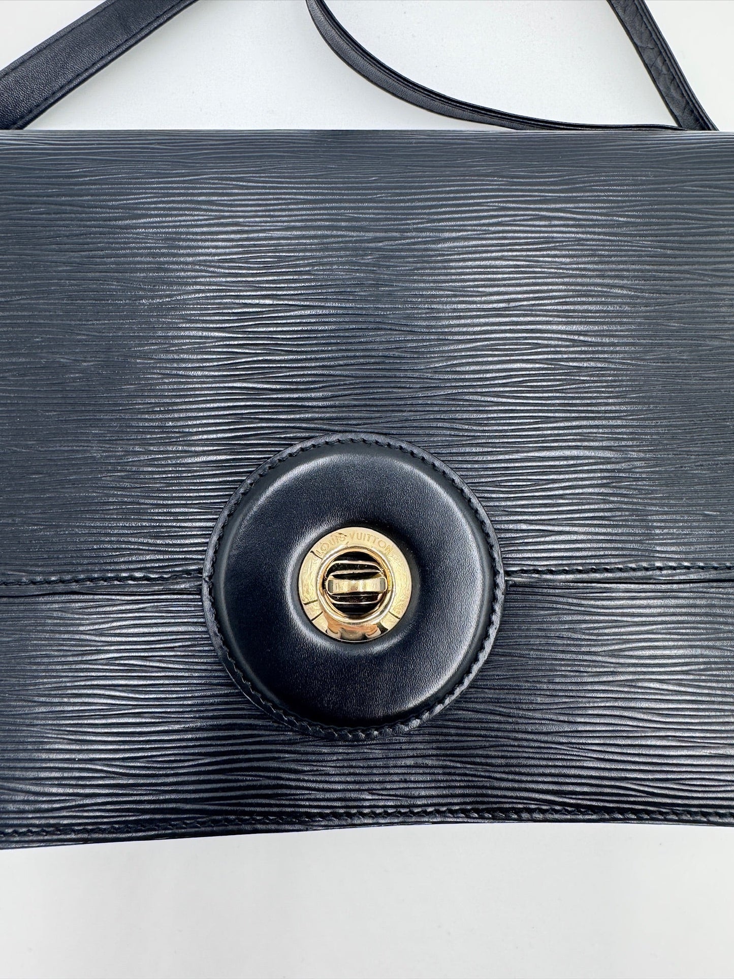 Metallelemente der Louis Vuitton Friedland (schwarz), hochwertig verarbeitet.