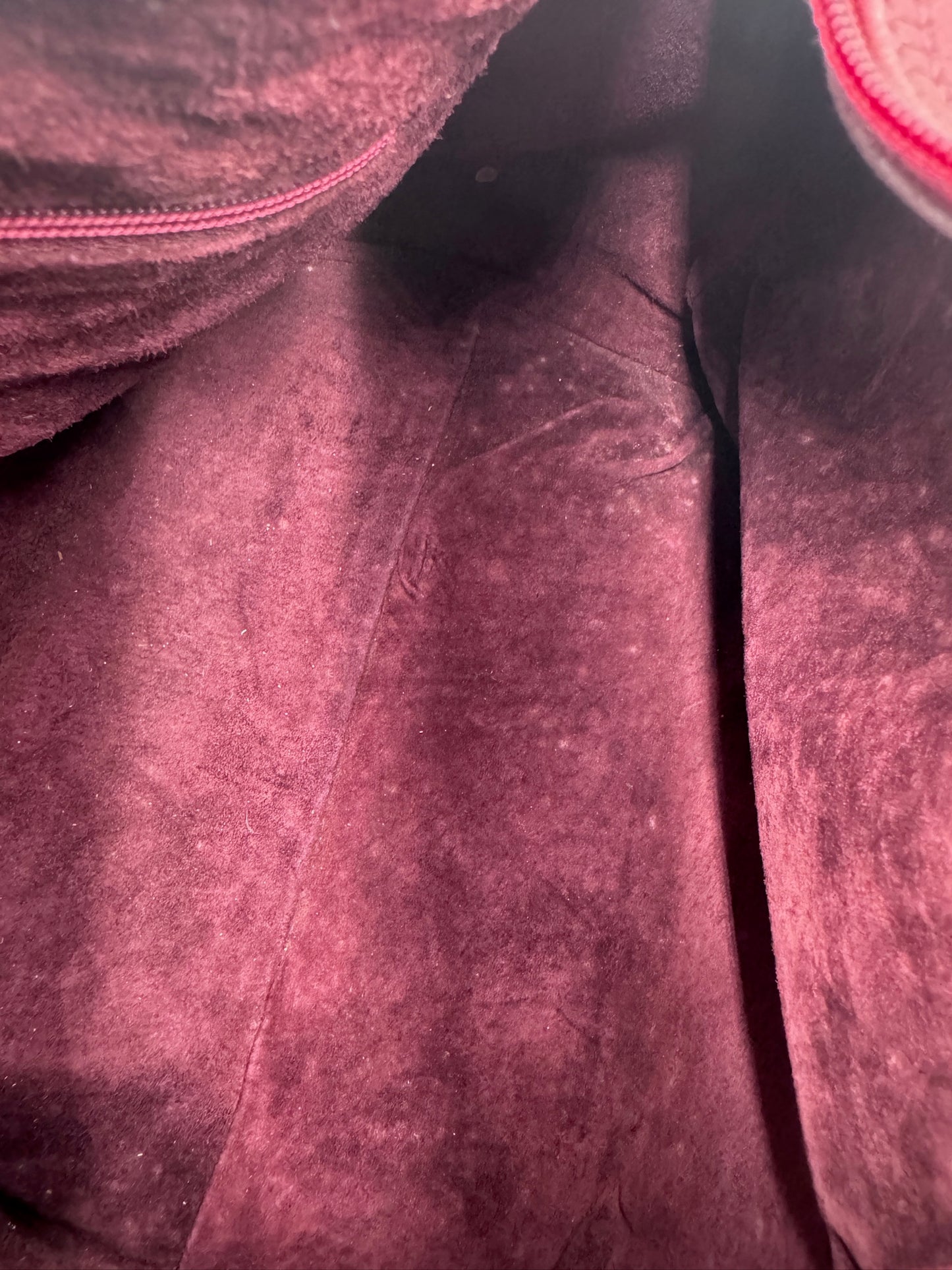 Innenansicht der secondhand Gucci Boston Handtasche in rot – organisiert und stilvoll.