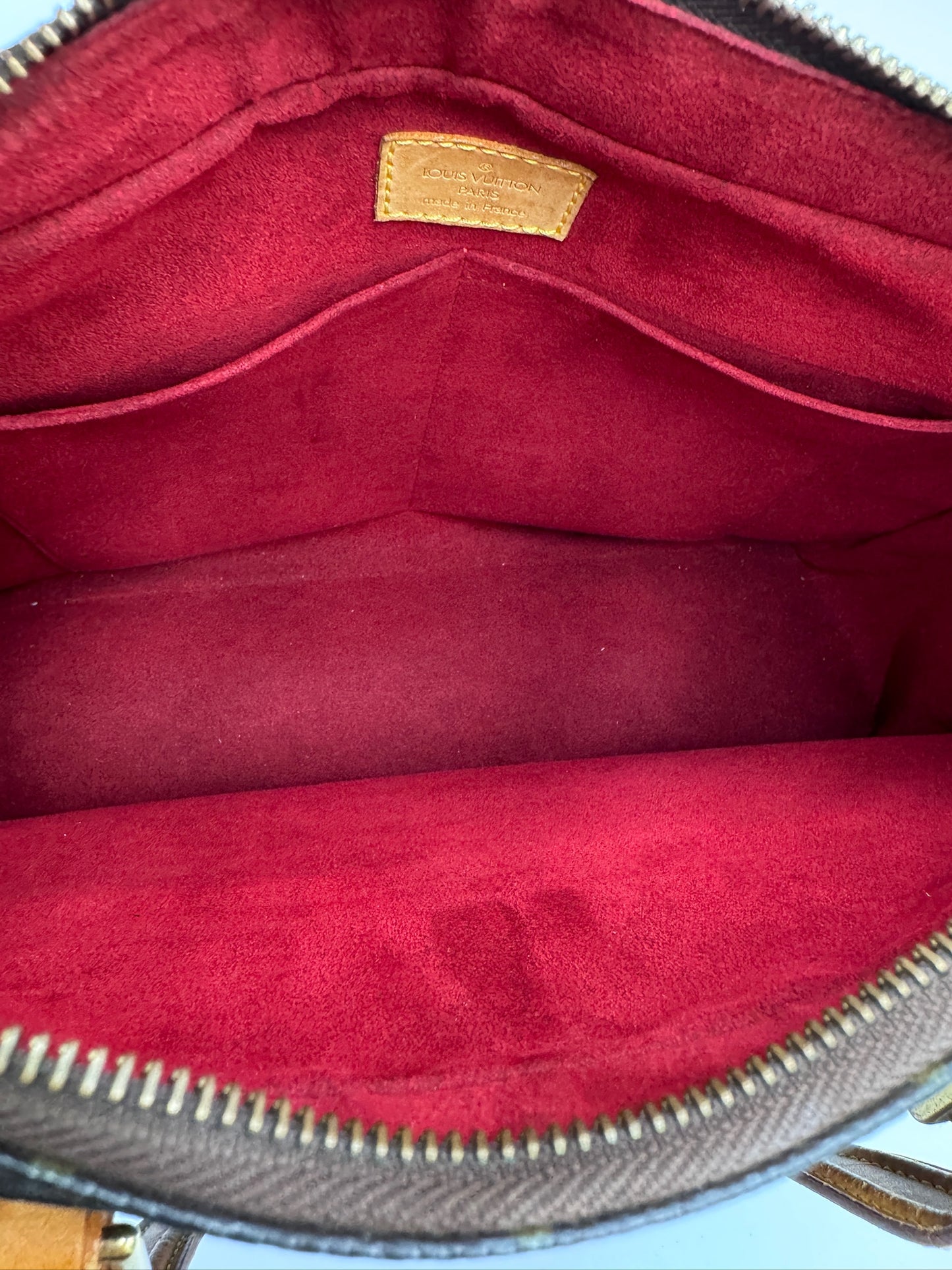 Innenraum dieser luxuriösen Louis Vuitton Multiplicity Cote PVC – Secondhand-Stil mit Klasse.