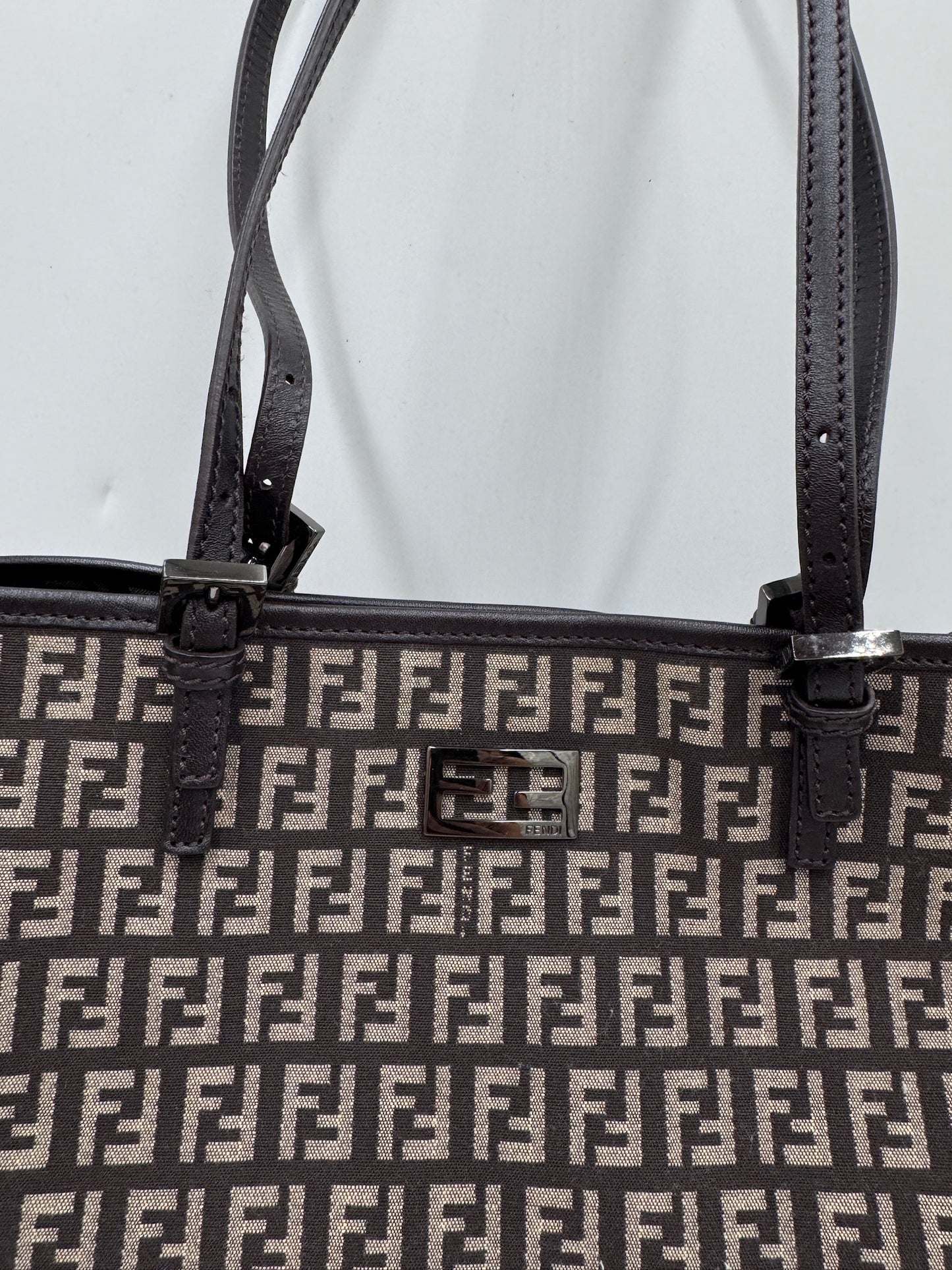 Metallelemente der Fendi Shopper (braun), hochwertig verarbeitet.