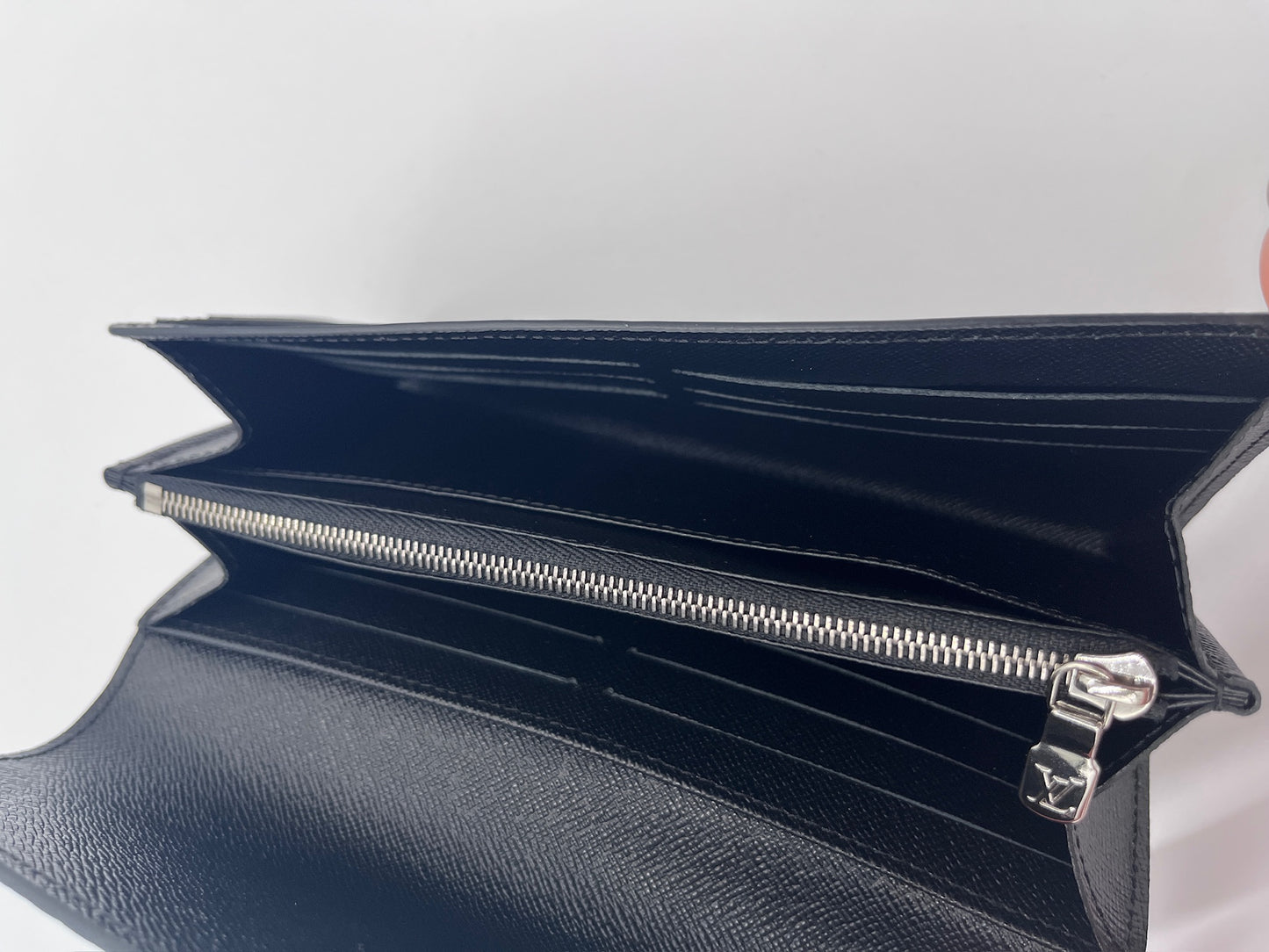 Innenraum dieser luxuriösen Louis Vuitton Portemonnaie – Secondhand-Stil mit Klasse.