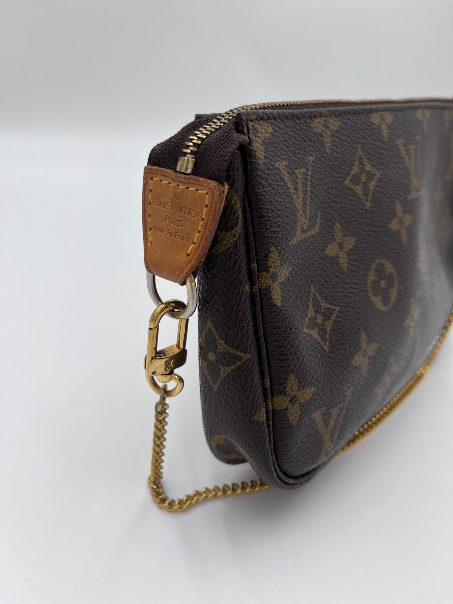 Nahaufnahme der preloved Louis Vuitton Pochette Goldkette – feinste Details in monogram.