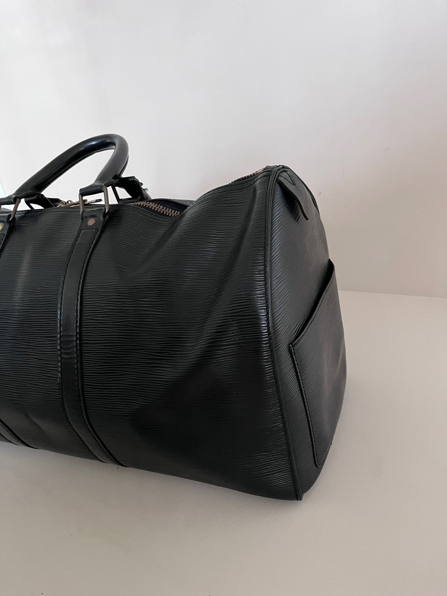 Seitliche Perspektive der secondhand Louis Vuitton Keppall 45, betont das elegante Profil.