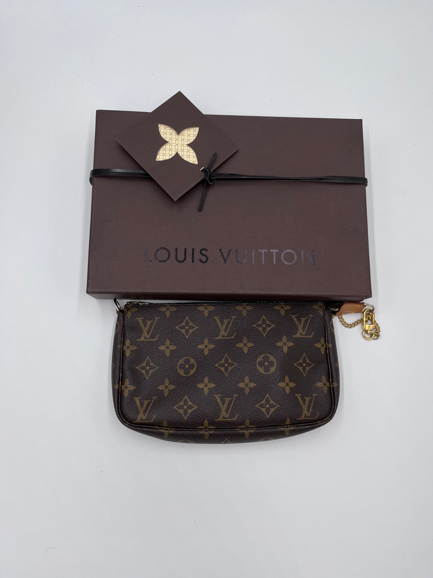 Gesamtdarstellung dieser stilvollen luxury secondhand Louis Vuitton Pochette Goldkette (monogram).