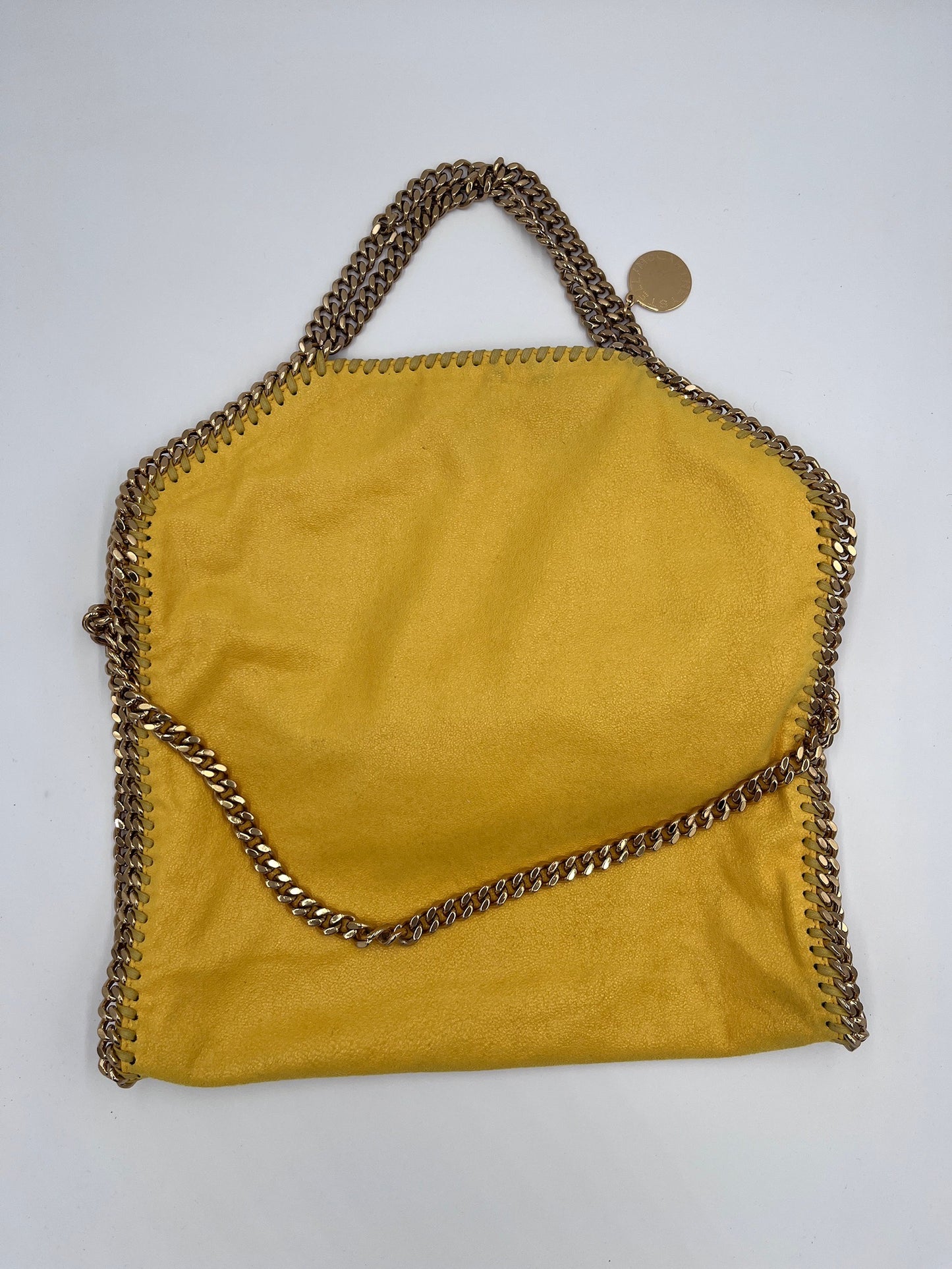 Komplette Ansicht der preloved Stella McCartney Fallabella – luxuriöse Schultertasche-Tasche in gelb.