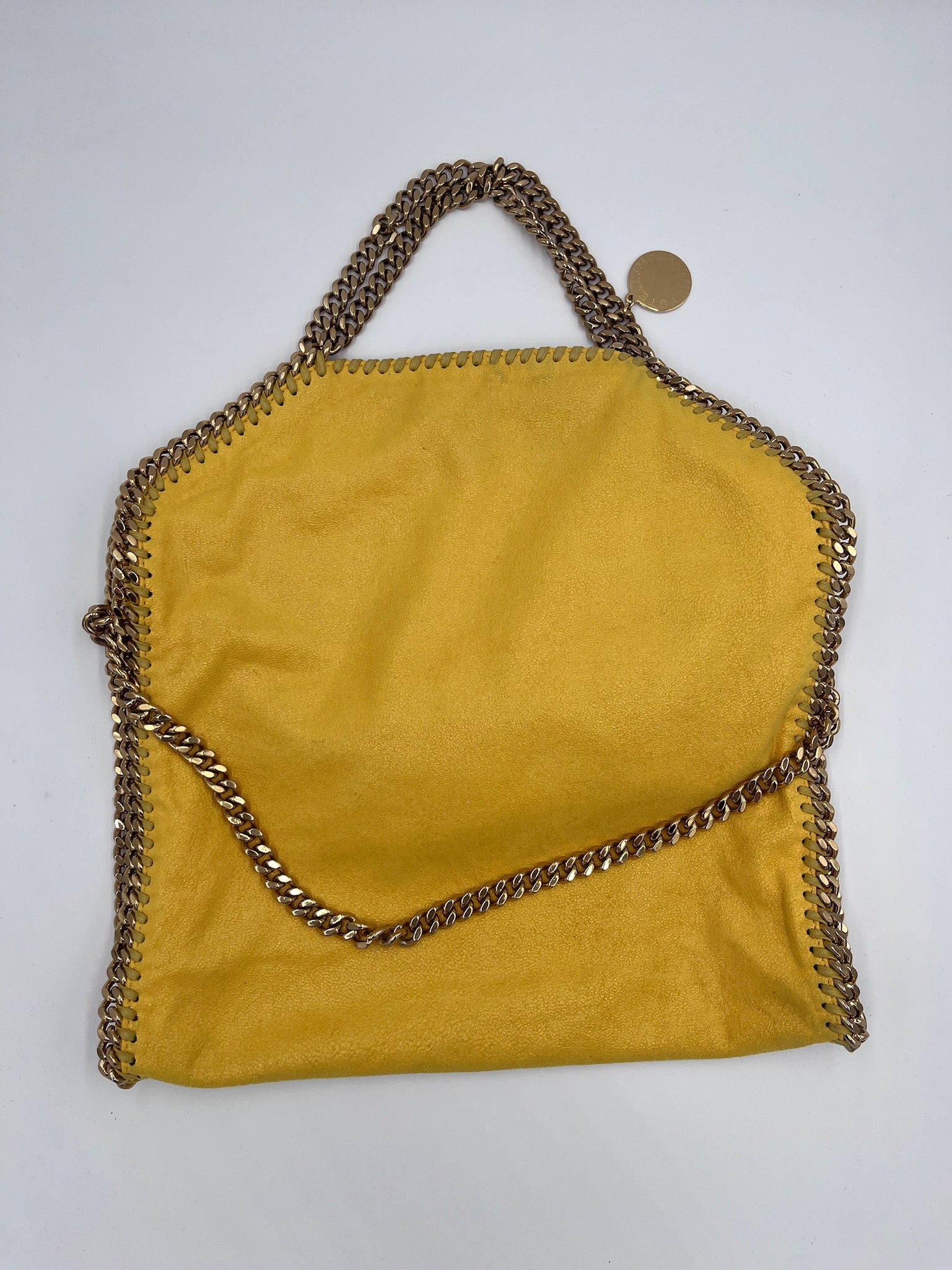 Komplette Ansicht der preloved Stella McCartney Fallabella – luxuriöse Schultertasche-Tasche in gelb.