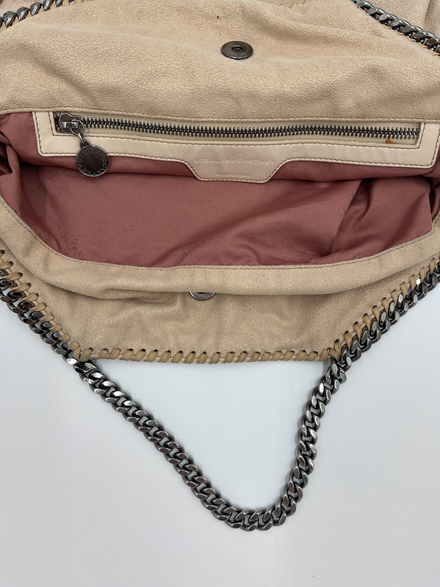 Nahaufnahme der pre-owned Stella McCartney Falabella – feinste Details in beige / creme.