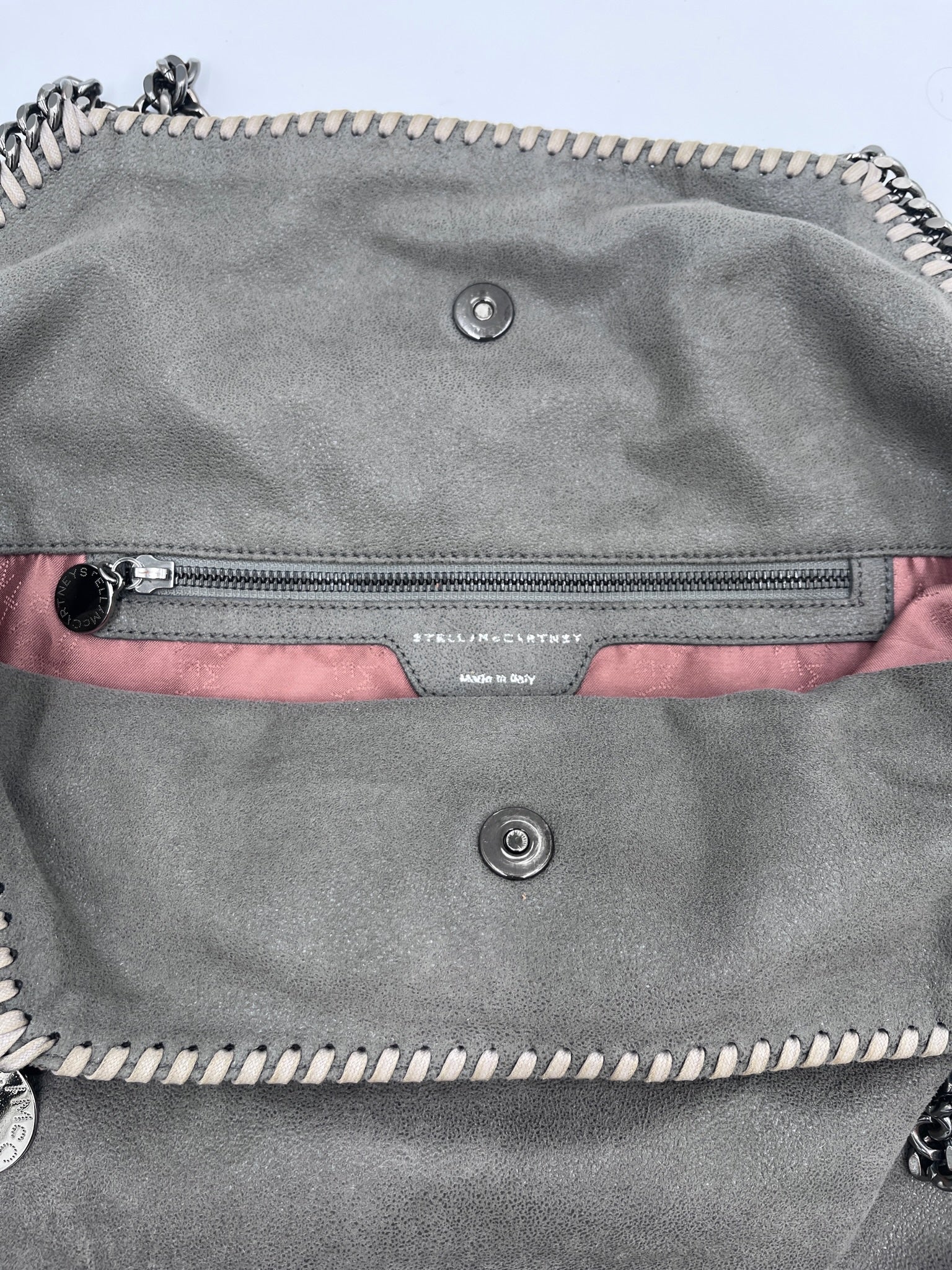 "Nahaufnahme der preloved Stella McCartney Falabella 2 Ketten
 Maxi – feinste Details in grau."