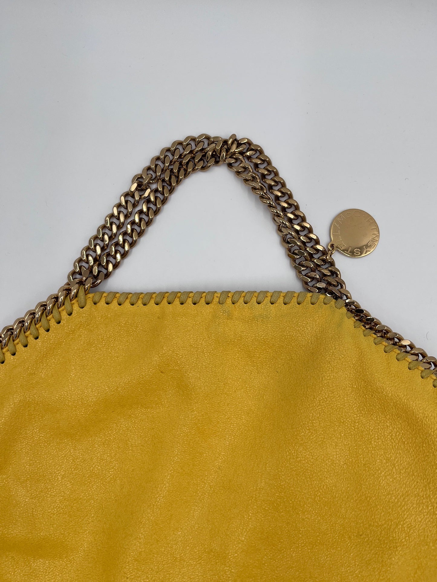 Tragegriffe dieser gelb Stella McCartney Fallabella in Schultertasche-Form.