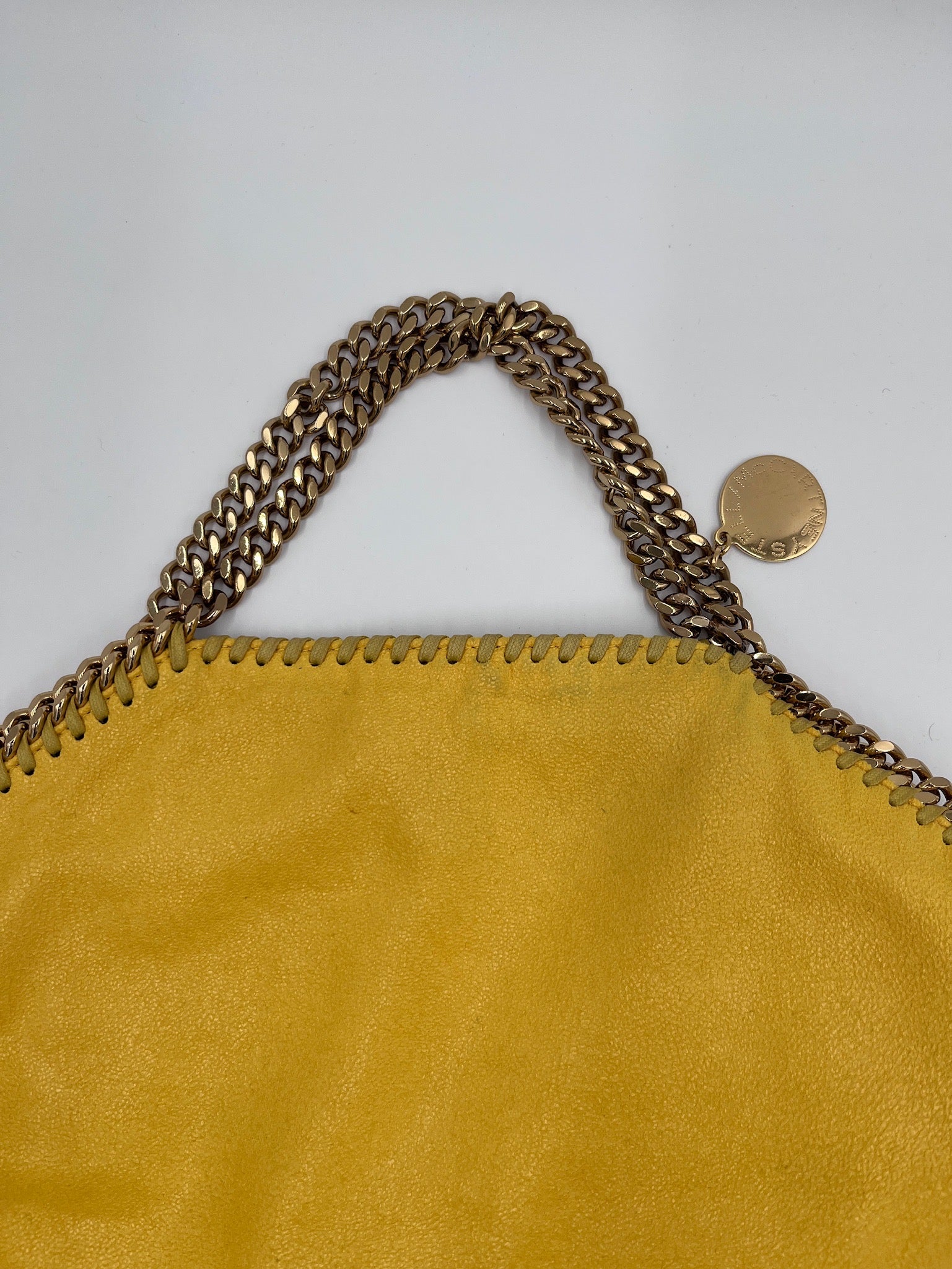 Tragegriffe dieser gelb Stella McCartney Fallabella in Schultertasche-Form.