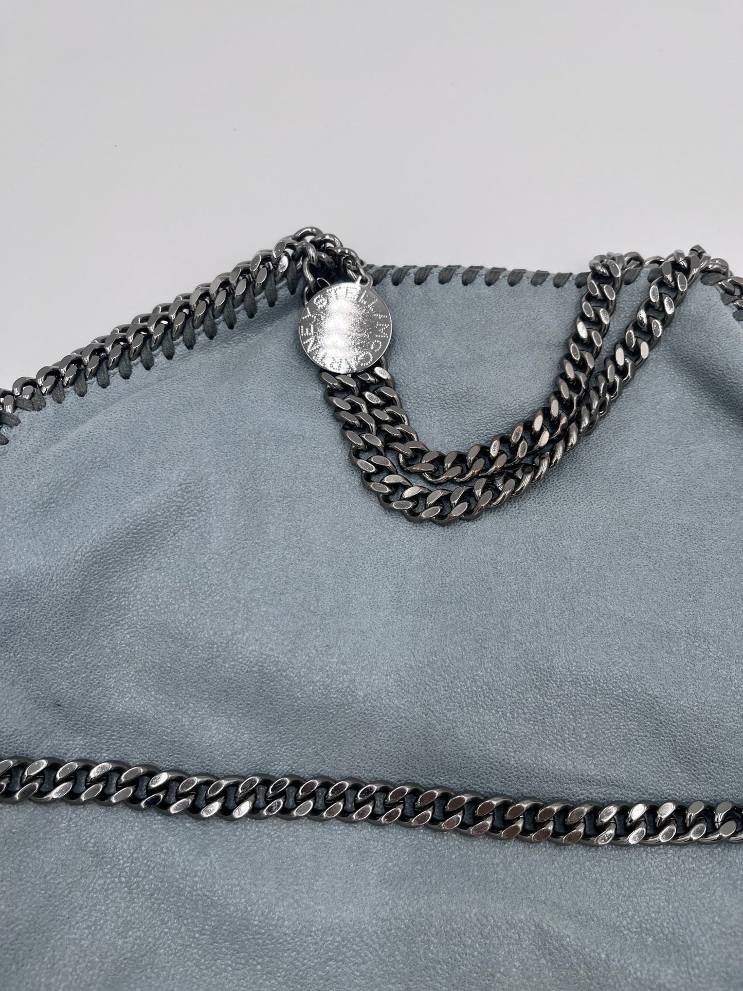 Akzente & Hardware dieser deer light grau luxury secondhand Stella McCartney Falabella im Fokus.