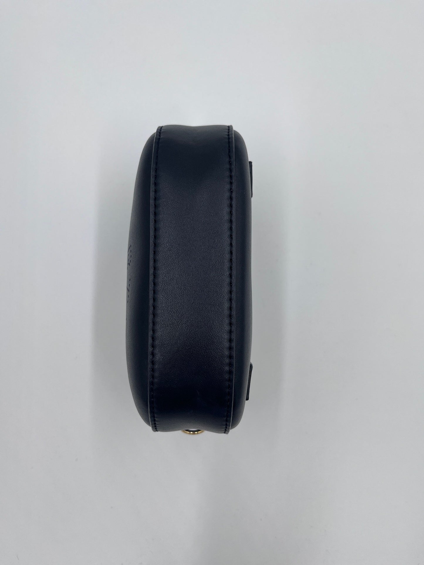 Bodenansicht der schwarz Stella McCartney Crossbody, Crossbody-Design.