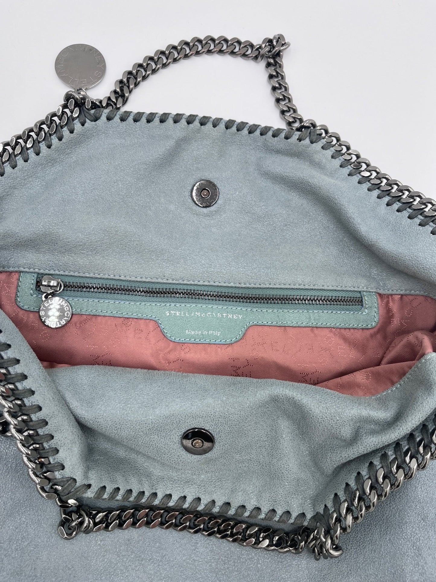 Detailaufnahme der Stella McCartney Falabella, zeigt Struktur und Material in deer light grau.