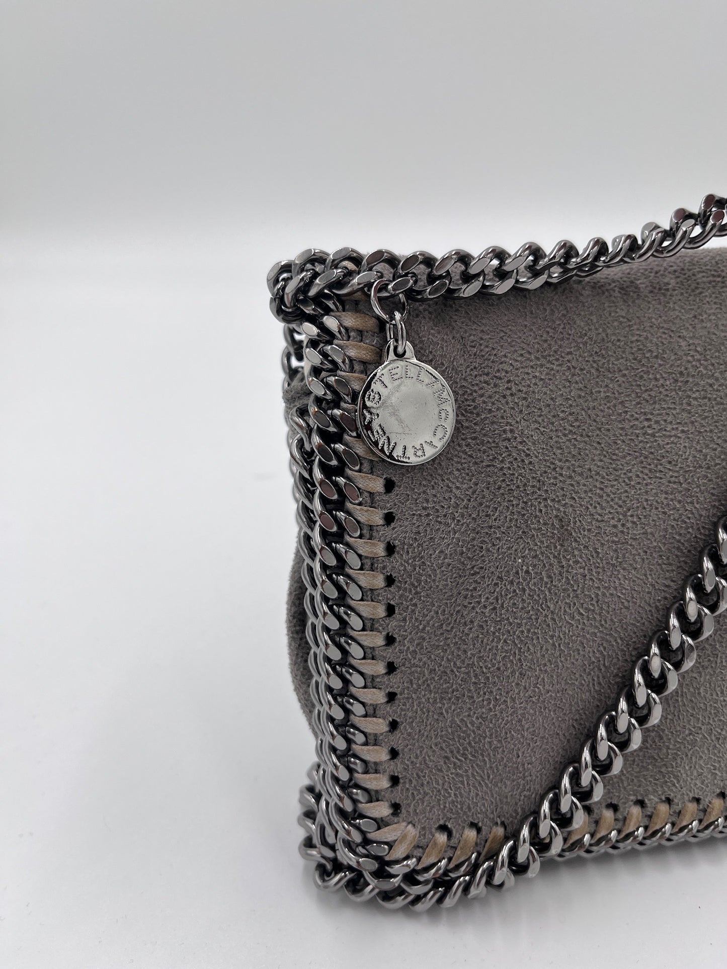 Metallelemente der Stella McCartney crossbody (grau), hochwertig verarbeitet.