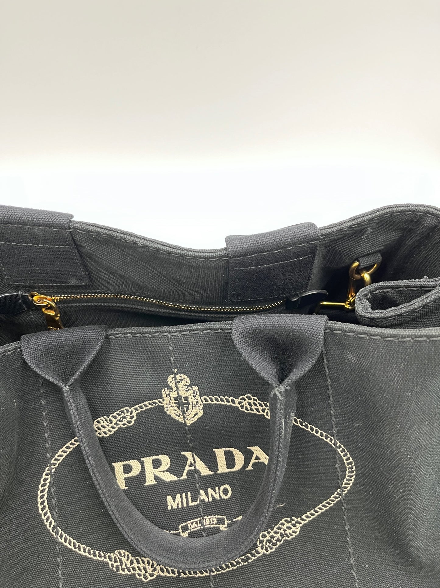 Henkel der luxury secondhand Prada Two Way Bag – schwarz, bequem und hochwertig.