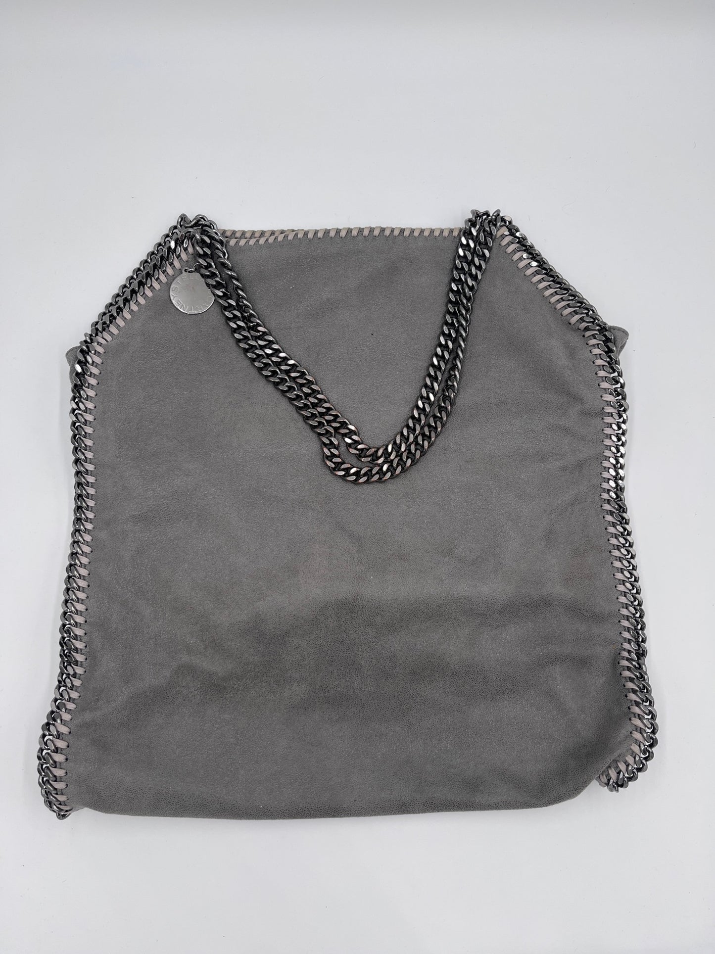 Gesamtansicht der grau preloved Stella McCartney Falabella 2 Ketten
 Maxi in Größe Medium.