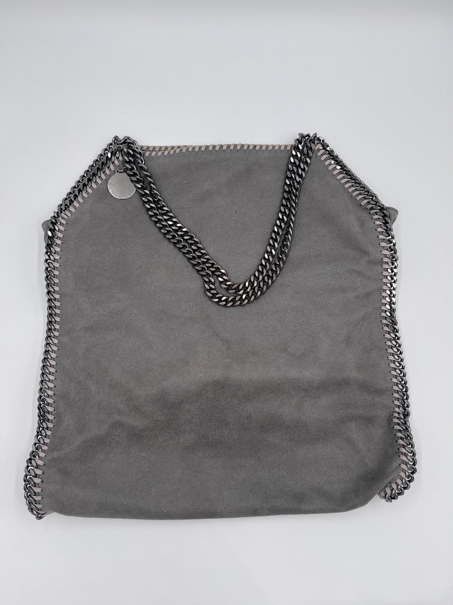 Gesamtansicht der grau preloved Stella McCartney Falabella 2 Ketten
 Maxi in Größe Medium.