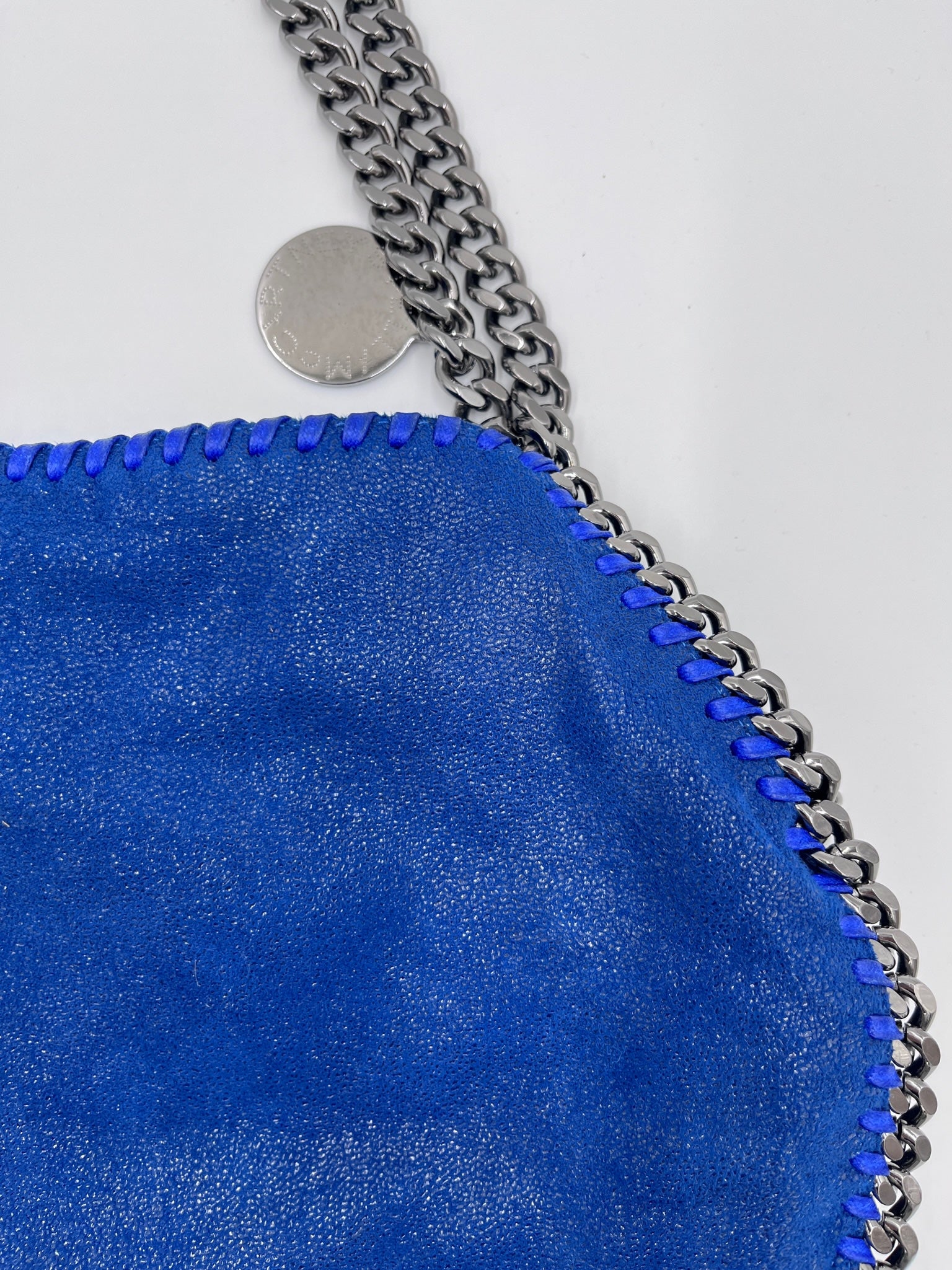 Metallelemente der Stella McCartney Falabella, 2 Ketten (blau ), hochwertig verarbeitet.