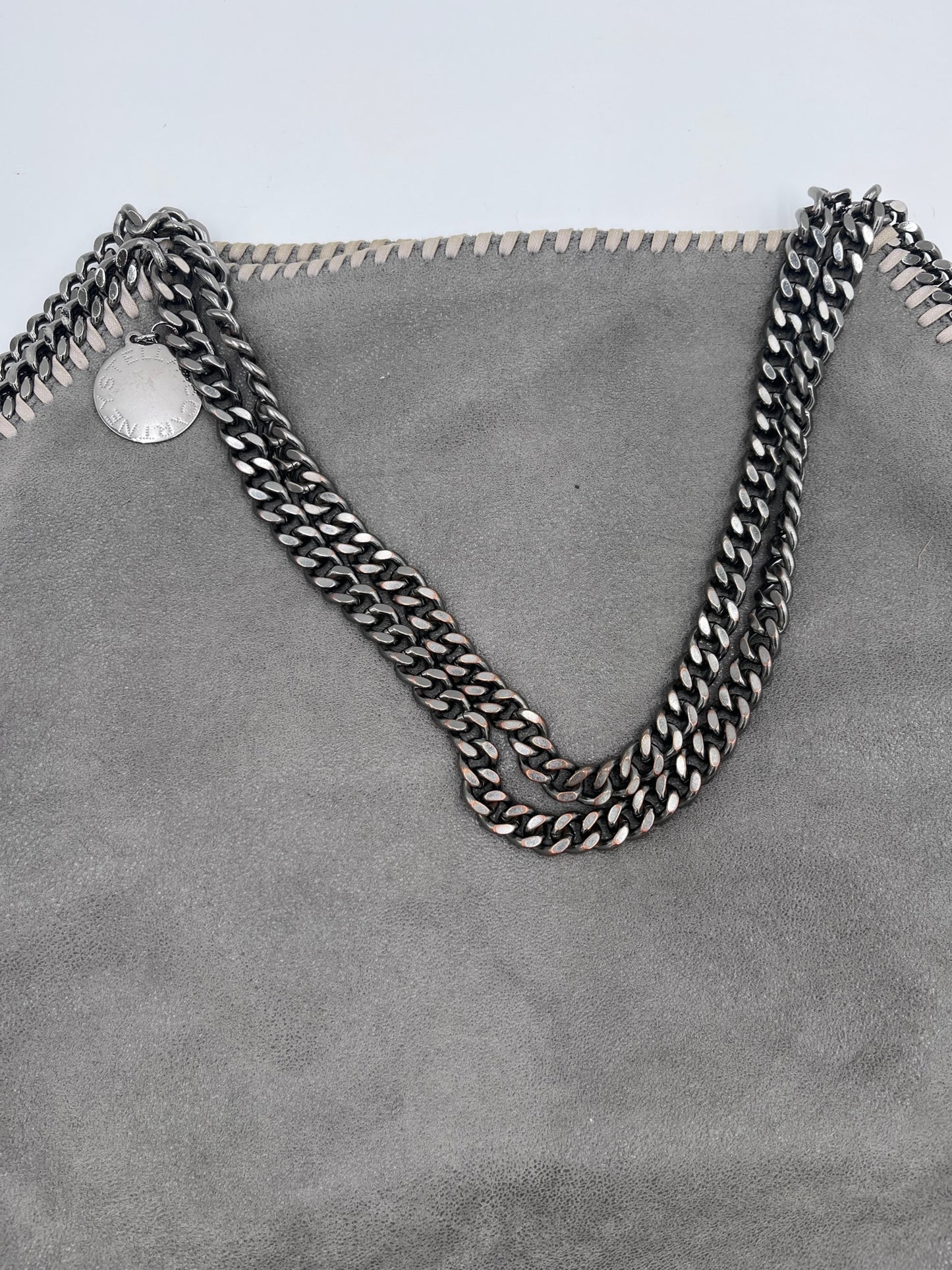 "Detailaufnahme des Henkels der pre-owned Stella McCartney Falabella 2 Ketten
 Maxi (grau)."