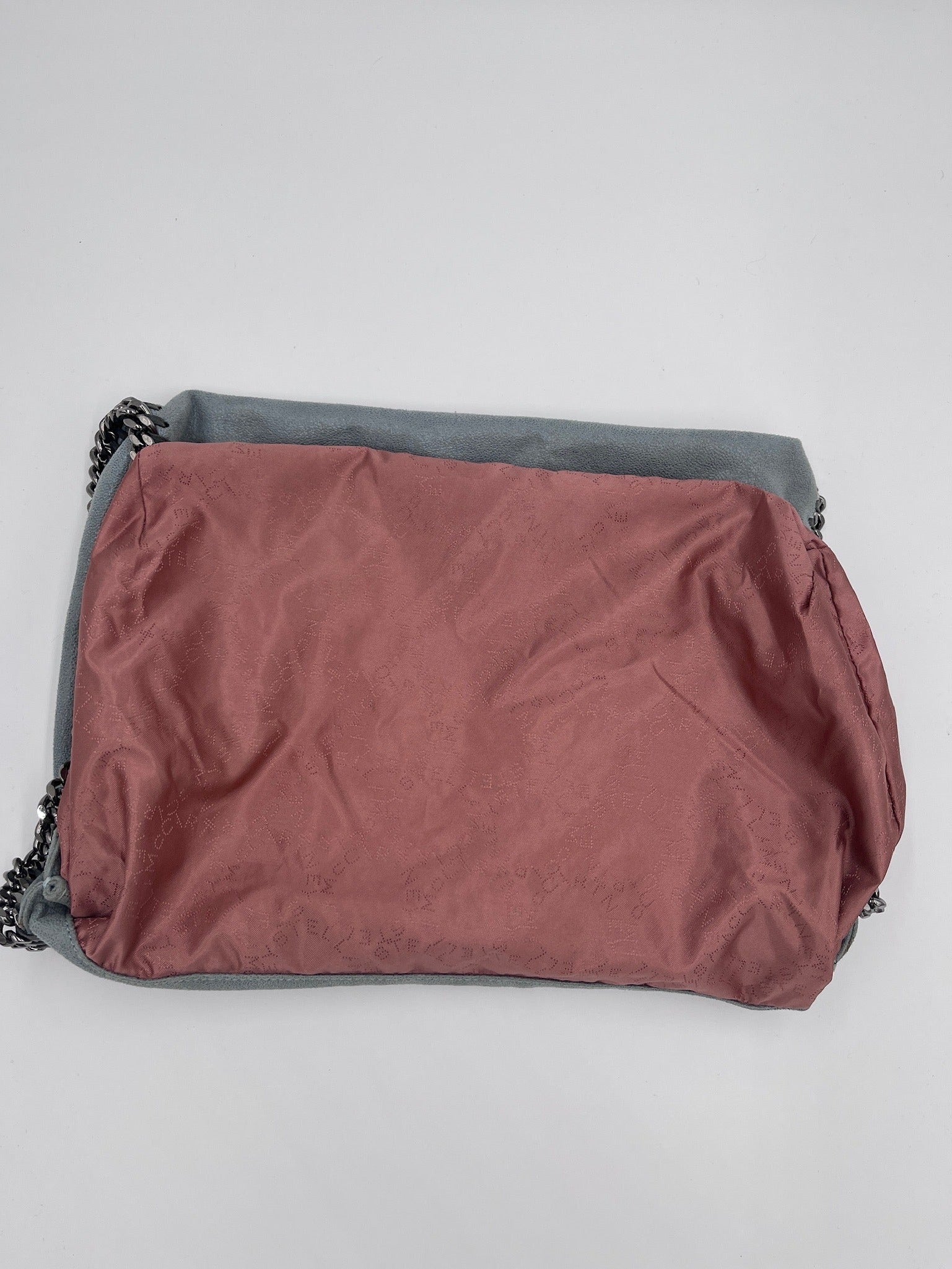 Innenansicht der preloved Stella McCartney Falabella in deer light grau – organisiert und stilvoll.