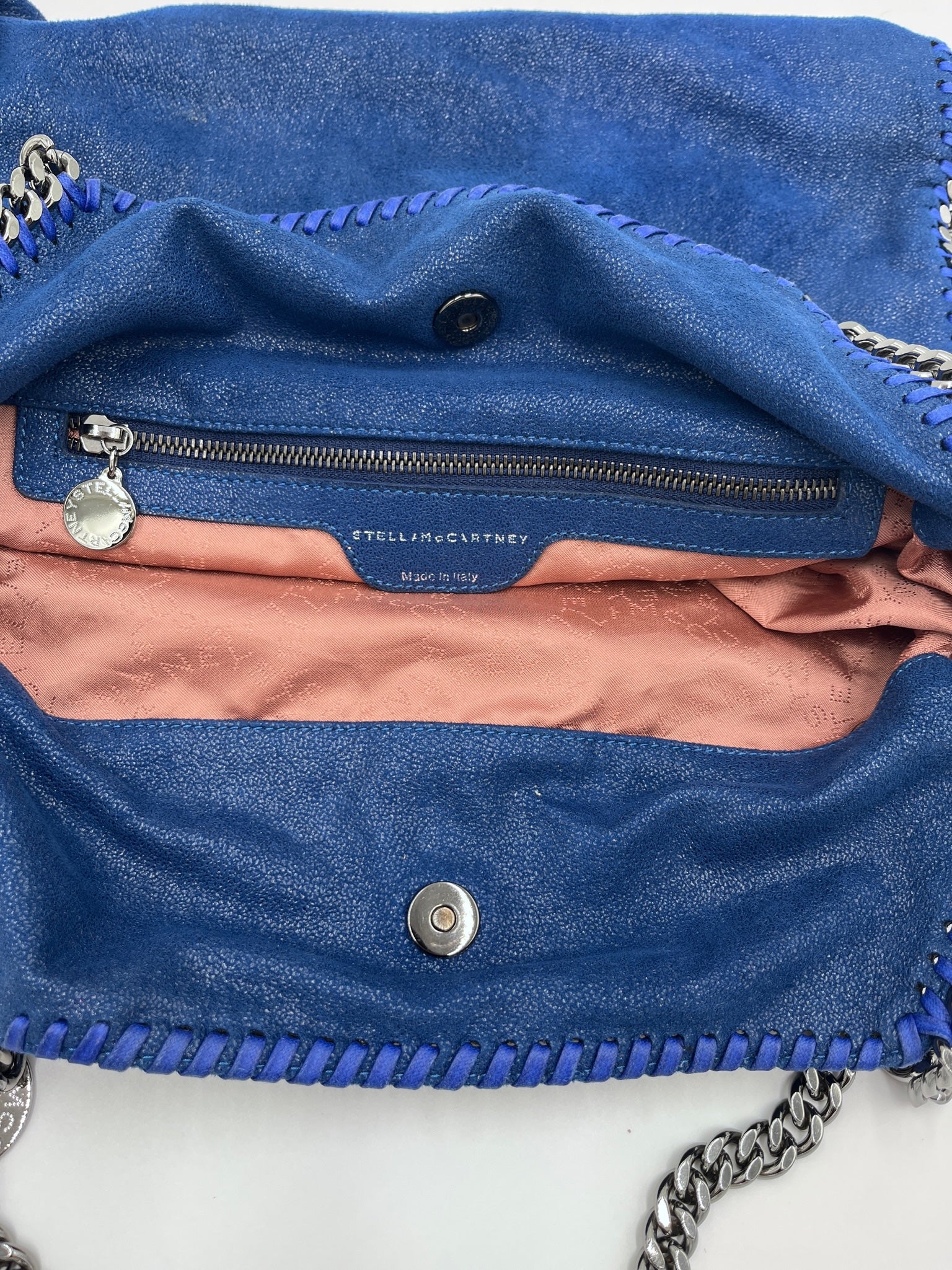 Nahaufnahme der secondhand Stella McCartney Falabella, 2 Ketten – feinste Details in blau .