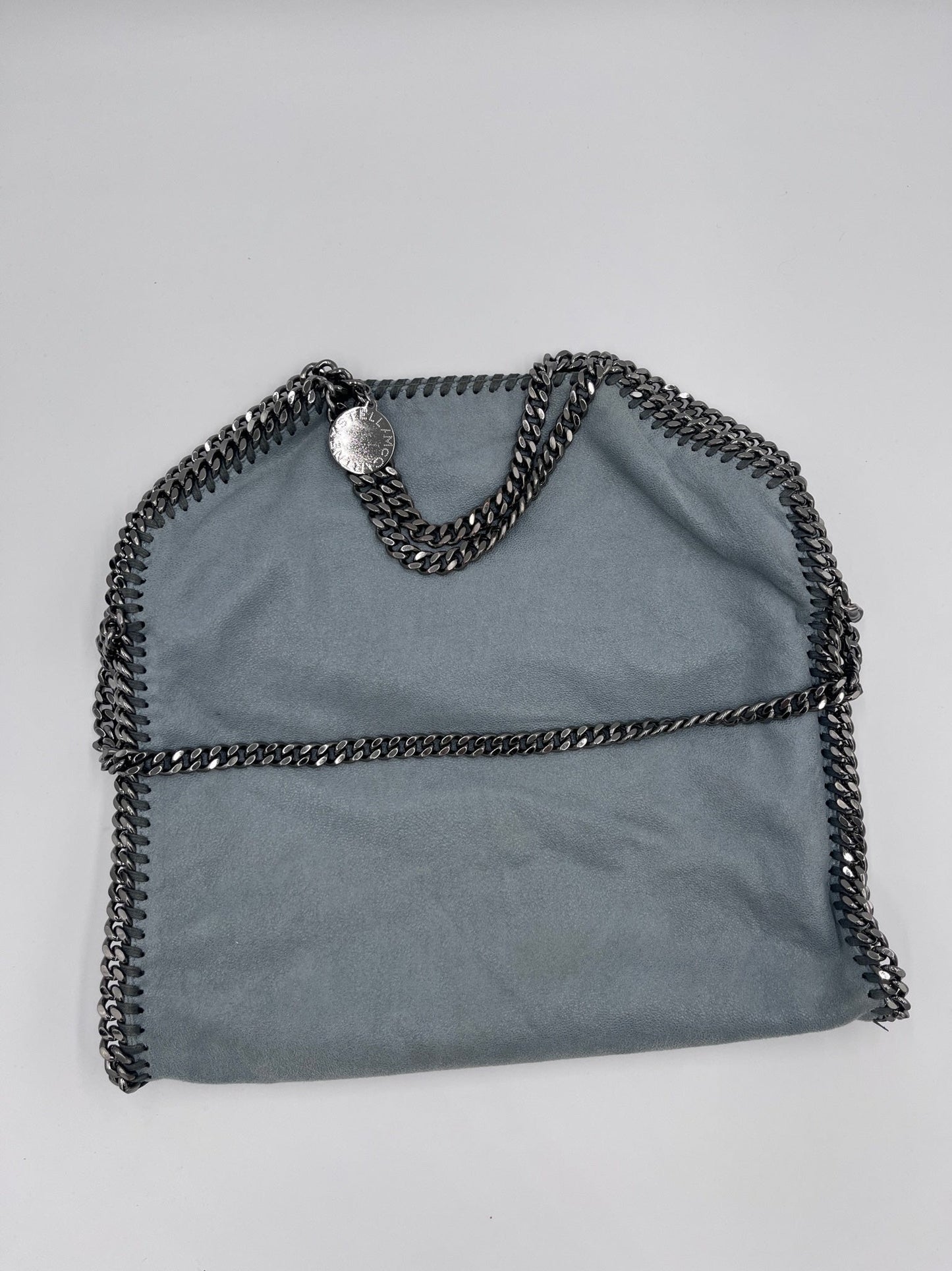 Komplette Ansicht der preloved Stella McCartney Falabella – luxuriöse Schultertasche-Tasche in deer light grau.