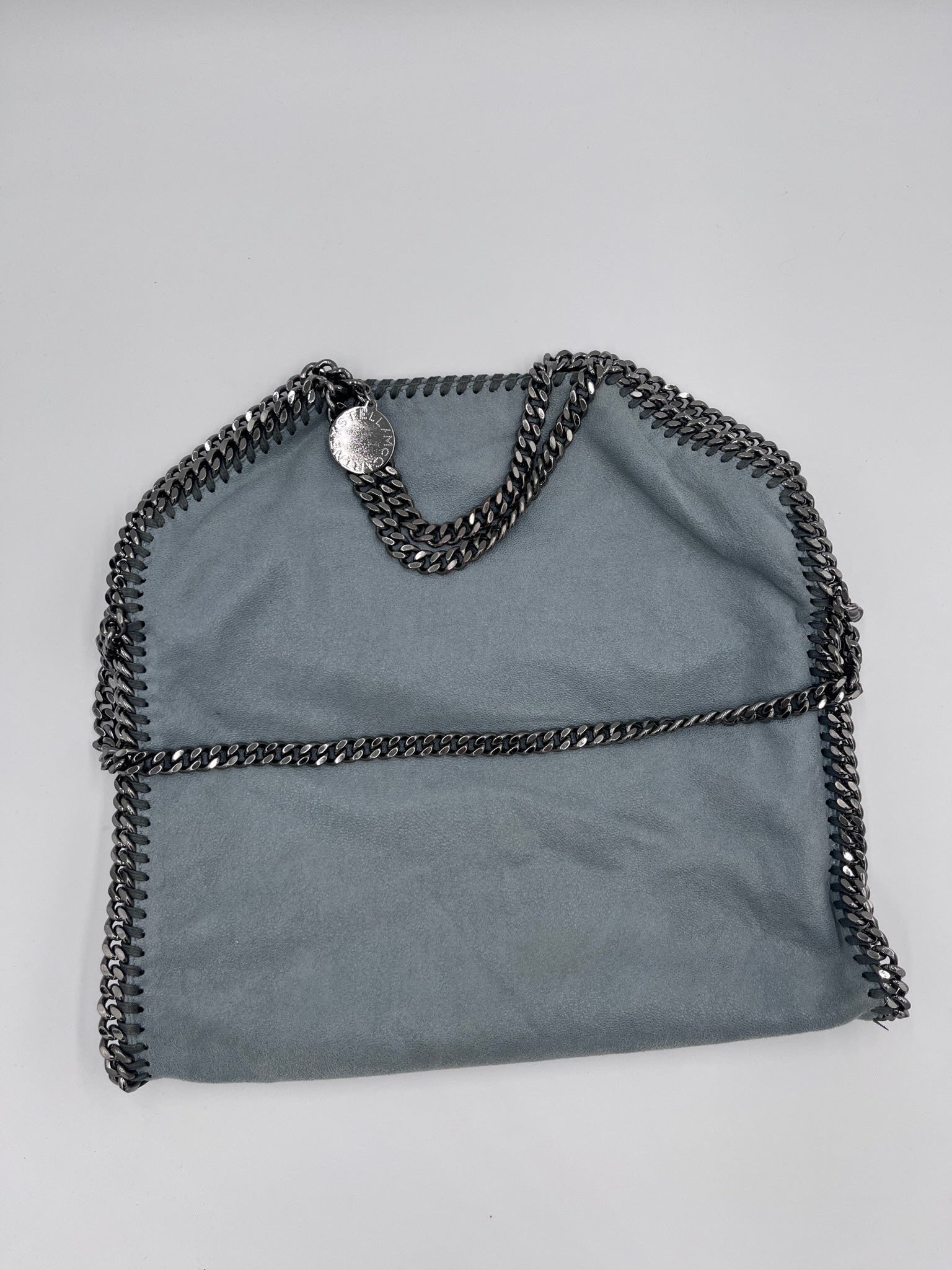 Komplette Ansicht der preloved Stella McCartney Falabella – luxuriöse Schultertasche-Tasche in deer light grau.