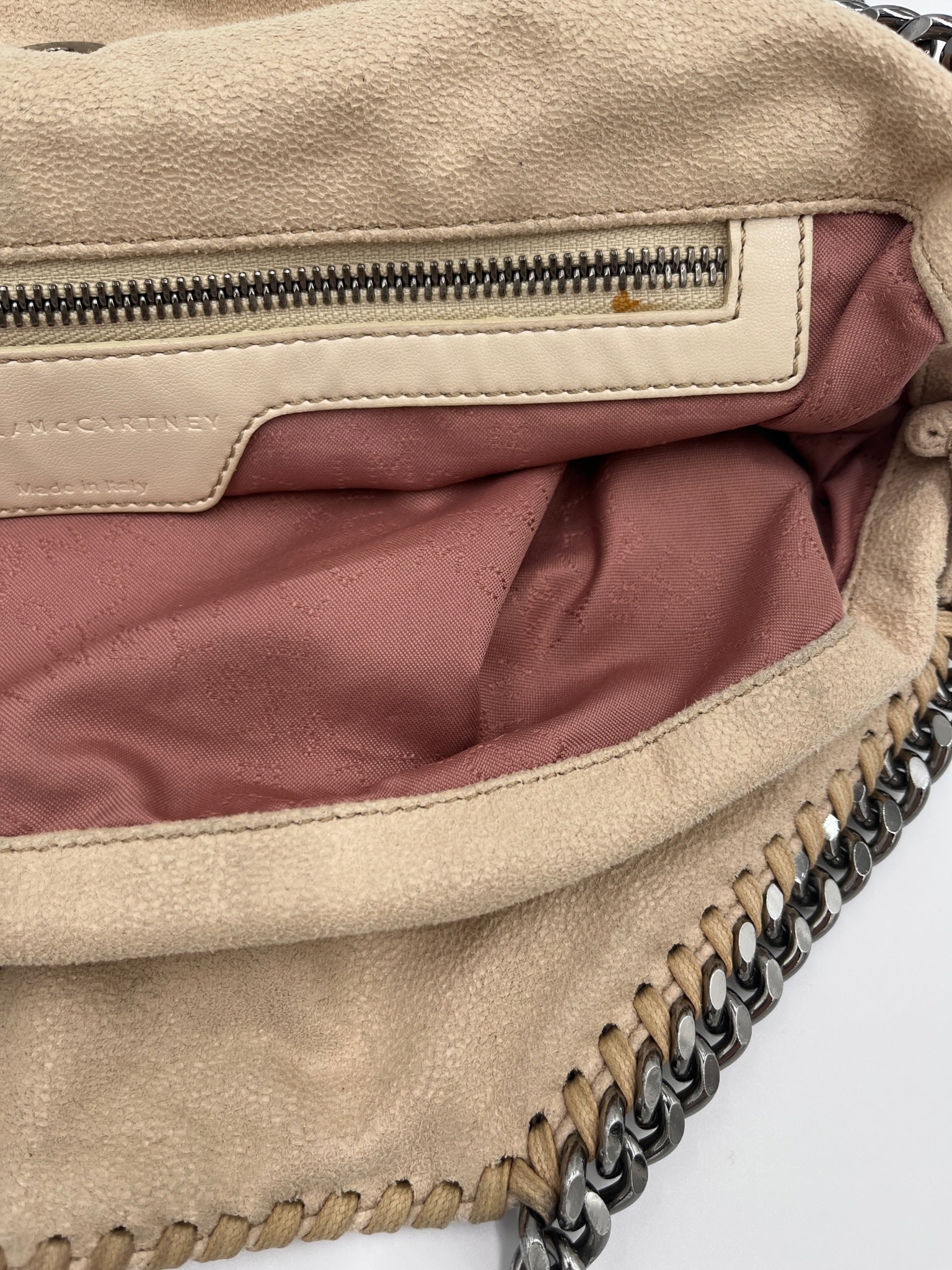 Innenansicht der pre-owned Stella McCartney Falabella in beige / creme – organisiert und stilvoll.