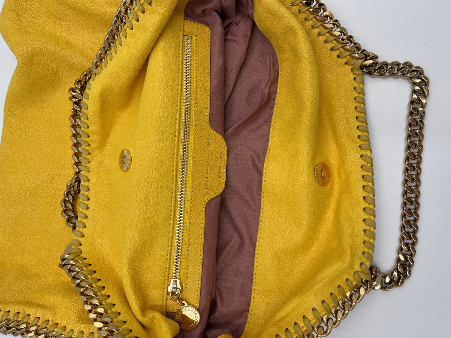 Detailaufnahme der Stella McCartney Fallabella, zeigt Struktur und Material in gelb.