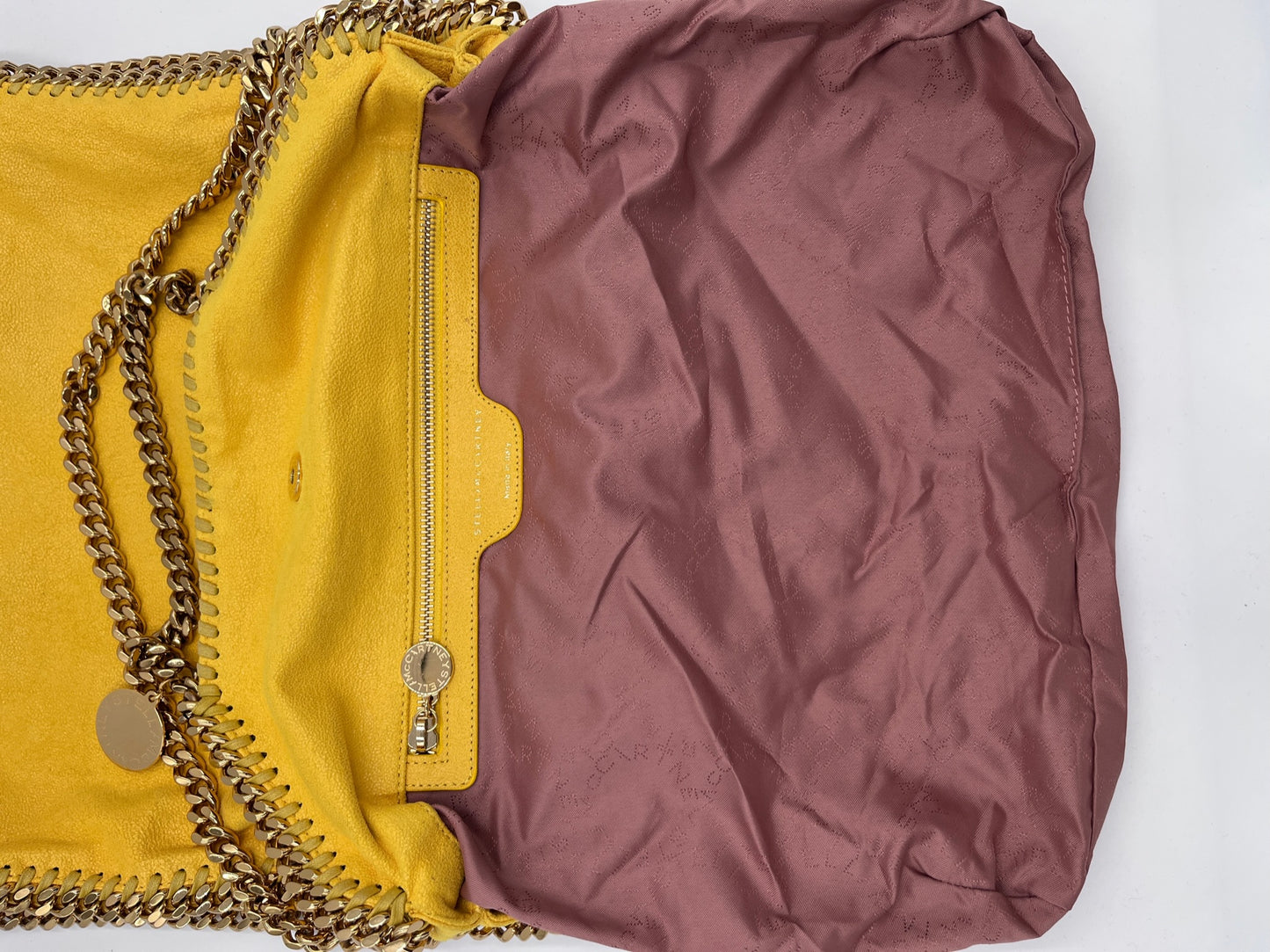 Innenraum dieser luxuriösen Stella McCartney Fallabella – Secondhand-Stil mit Klasse.